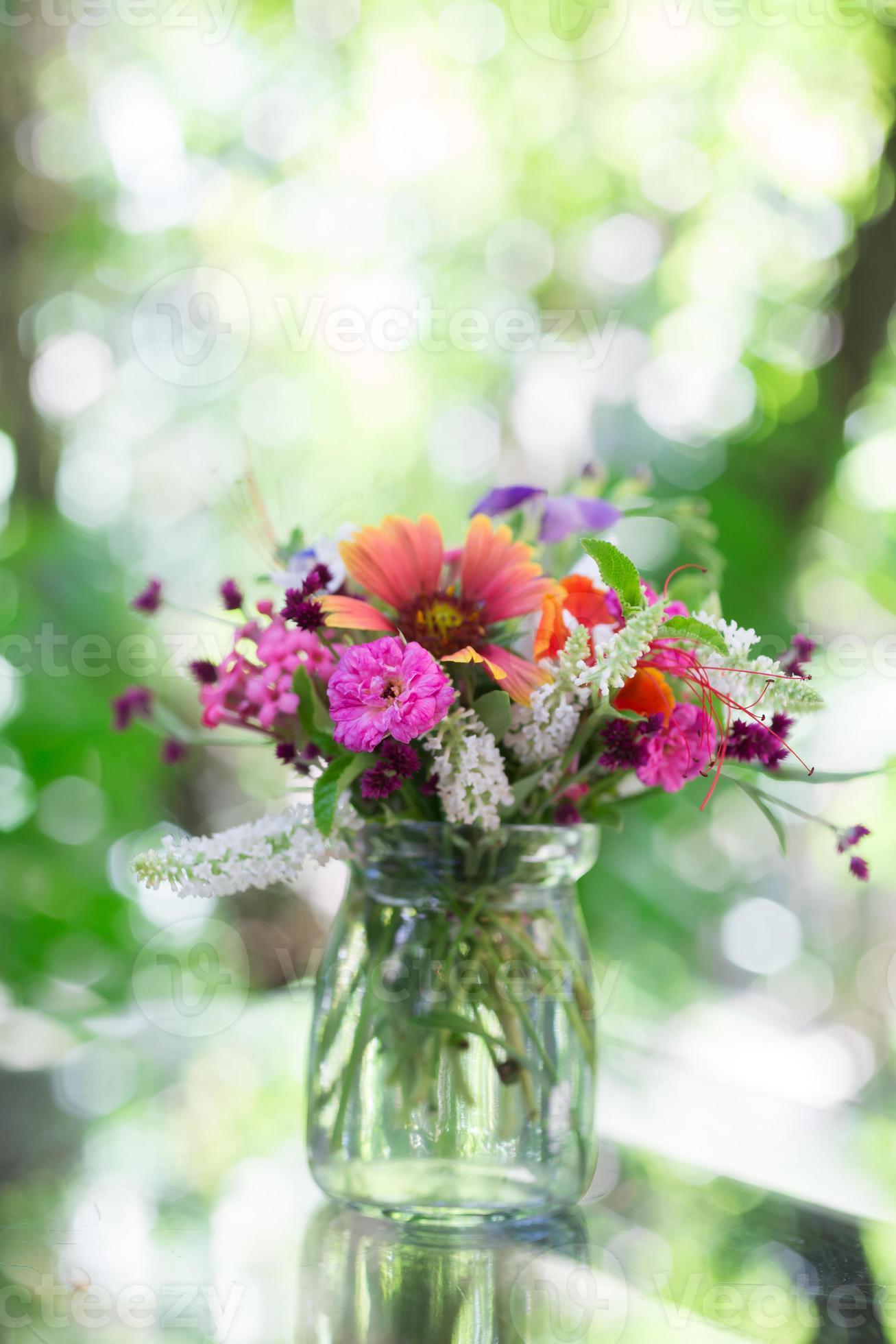 bom dia com buquê de flores na mesa 17781693 Foto de stock no Vecteezy