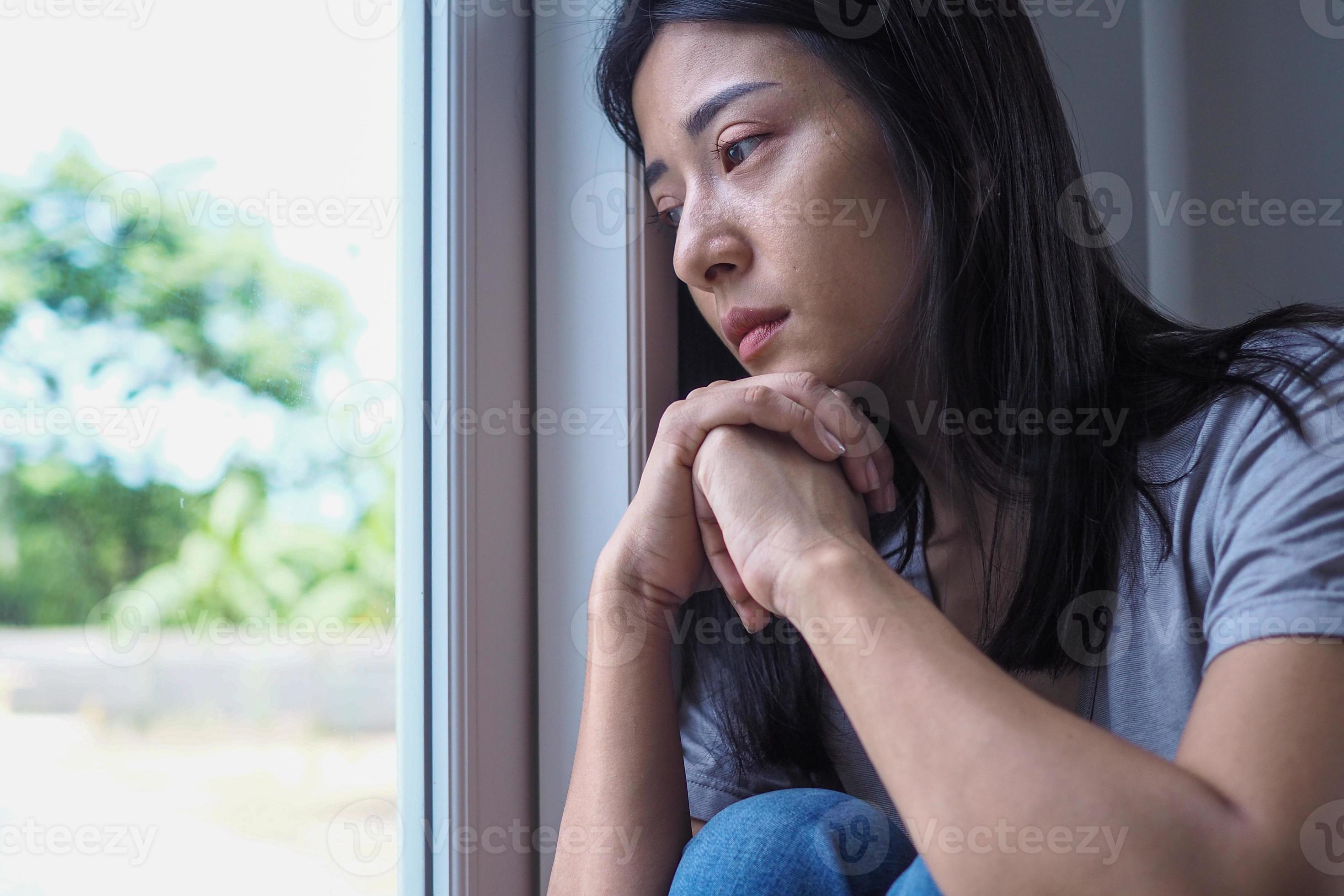 Mulheres deitadas em casa no retrato do sofá com um corte de cabelo curto  em uma camisa branca sorriem depressão nas férias em casa de adolescentes