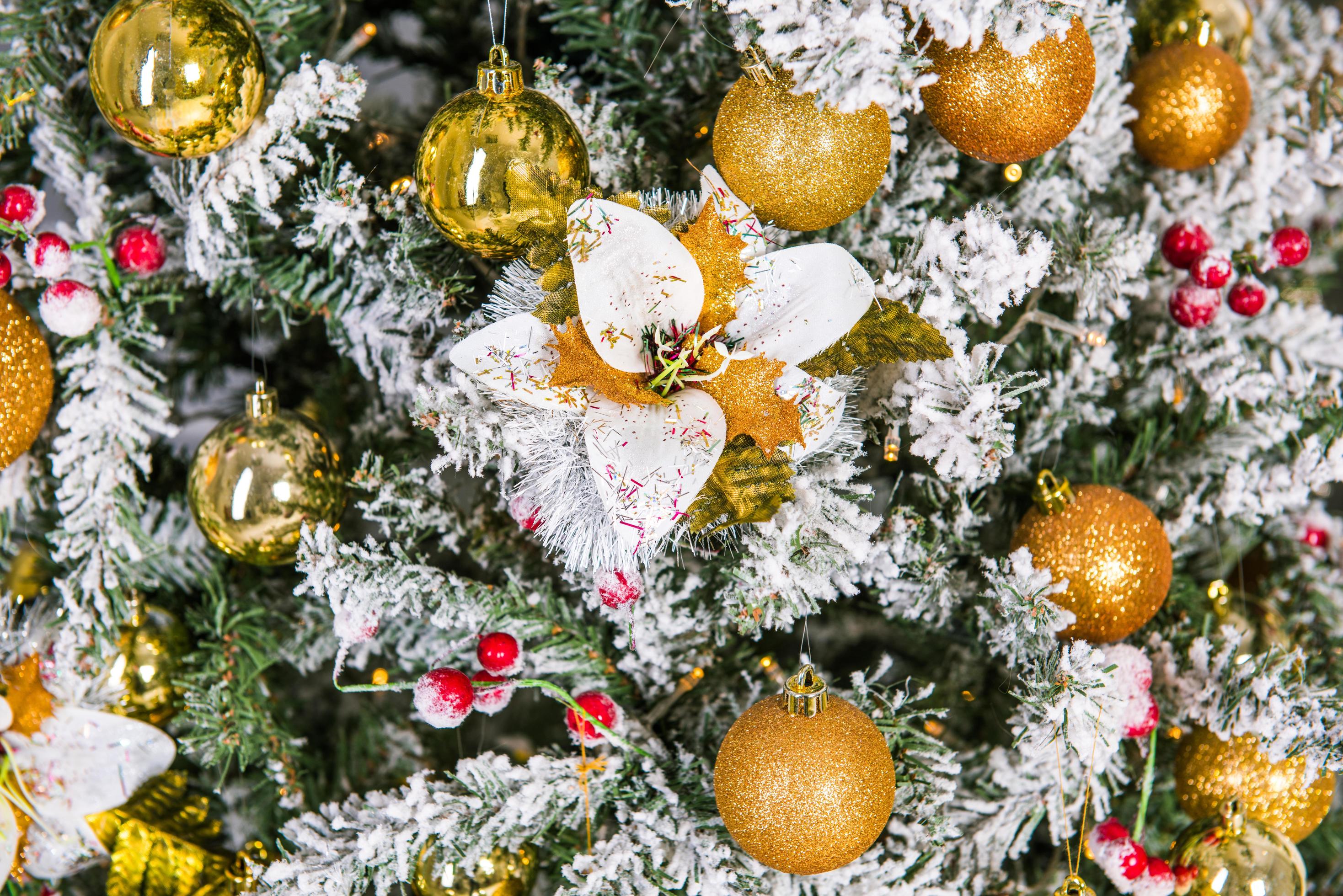 árvore de natal decorada com enfeites dourados 1959379 Foto de stock no  Vecteezy