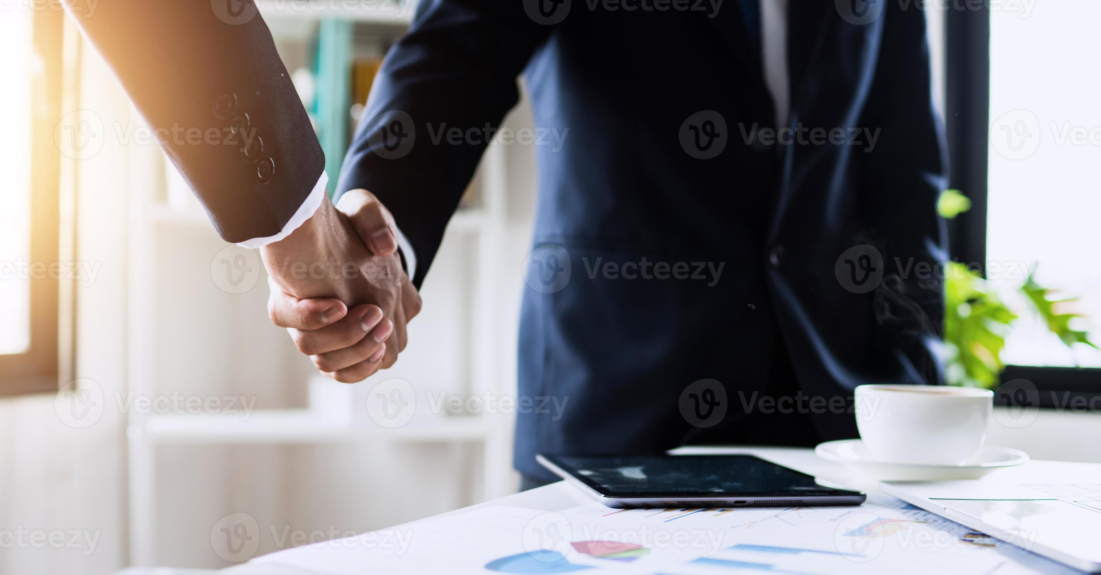 negociação bem-sucedida e conceito de aperto de mão foto
