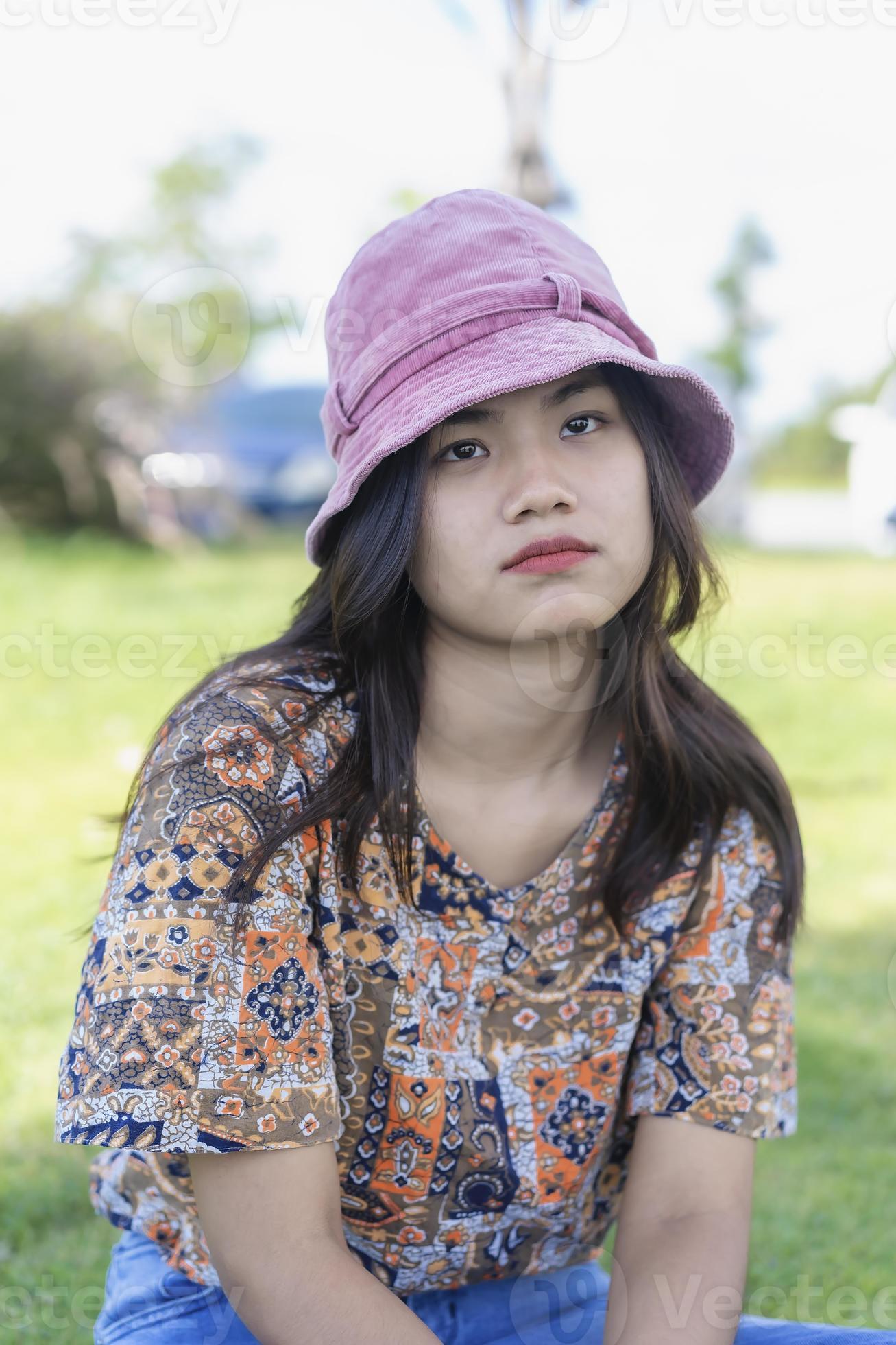 Retrato preto e branco no perfil de uma jovem pensativa, triste e