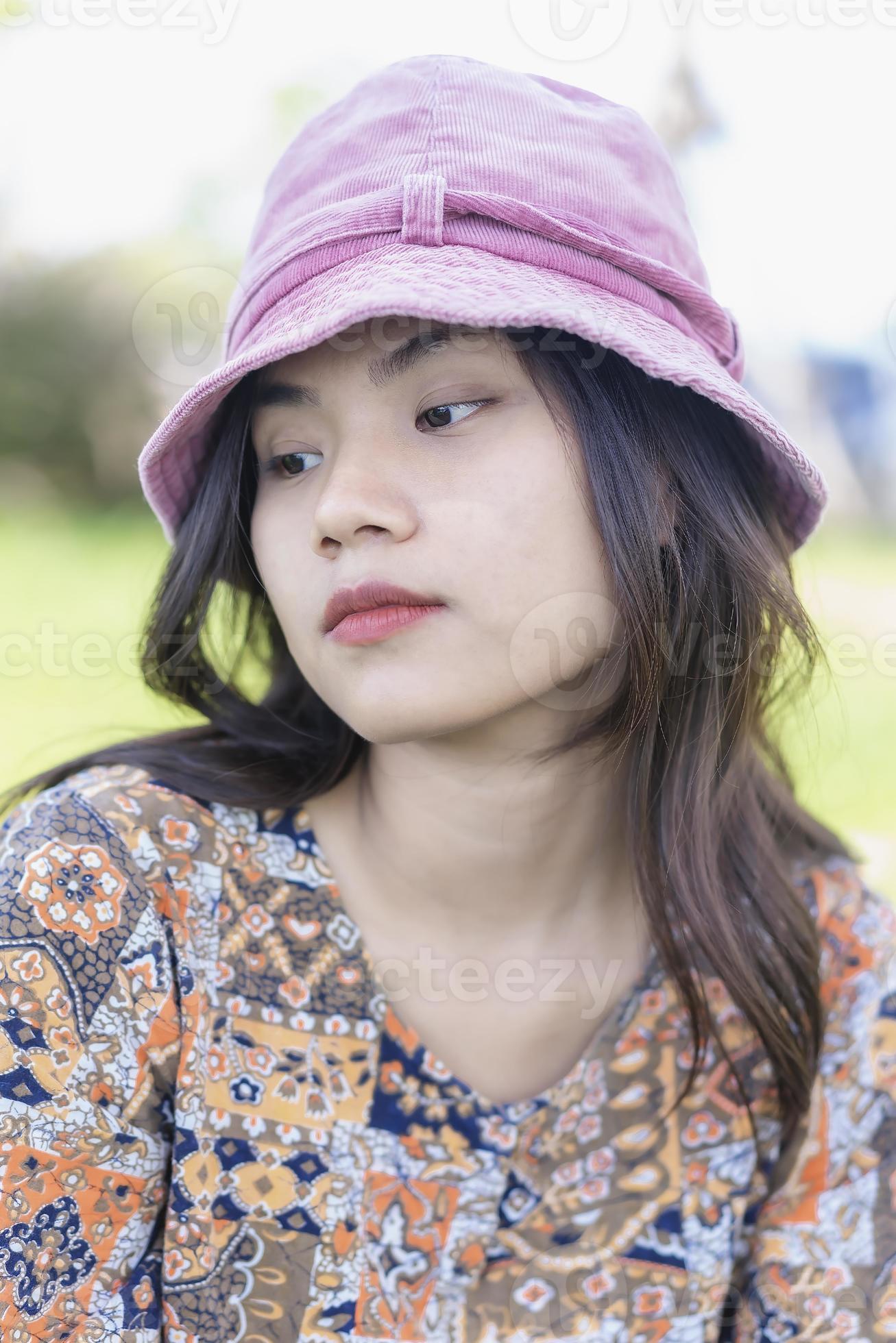 Retrato preto e branco no perfil de uma jovem pensativa, triste e