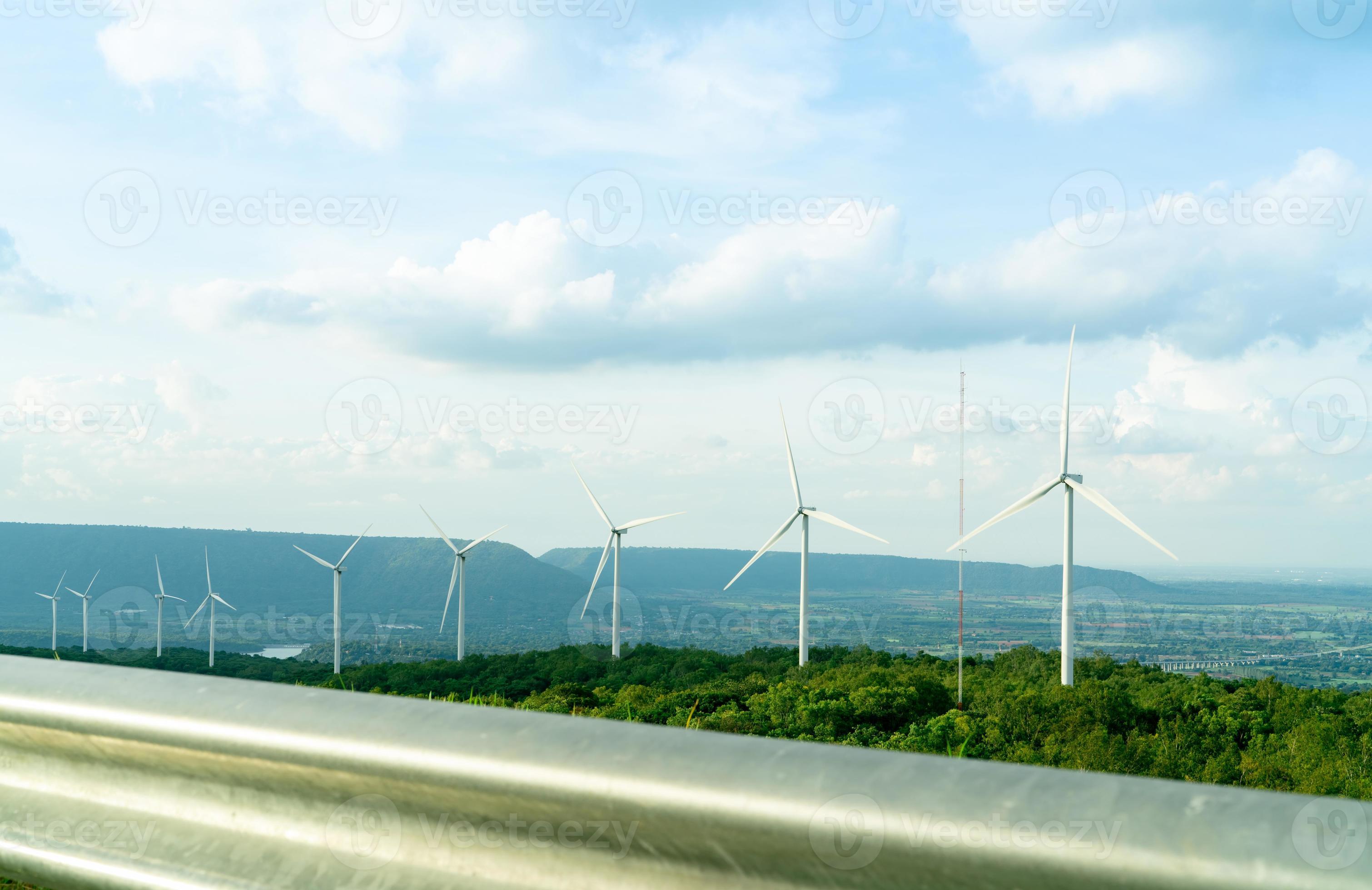 energia eólica. força do vento. energia sustentável e renovável. turbinas  eólicas geram eletricidade. fazenda de moinho de vento em uma montanha com  céu azul. tecnologia verde. fonte renovável. desenvolvimento sustentável.  19860465 Foto de stock no