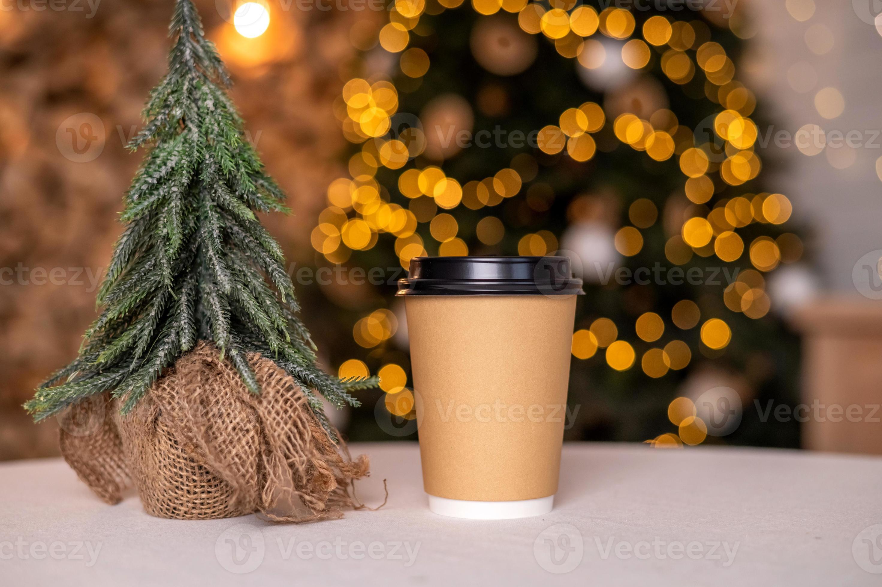 uma descartável café copo com uma tampa em a fundo do uma Natal árvore.  Lugar, colocar para publicidade 19944764 Foto de stock no Vecteezy