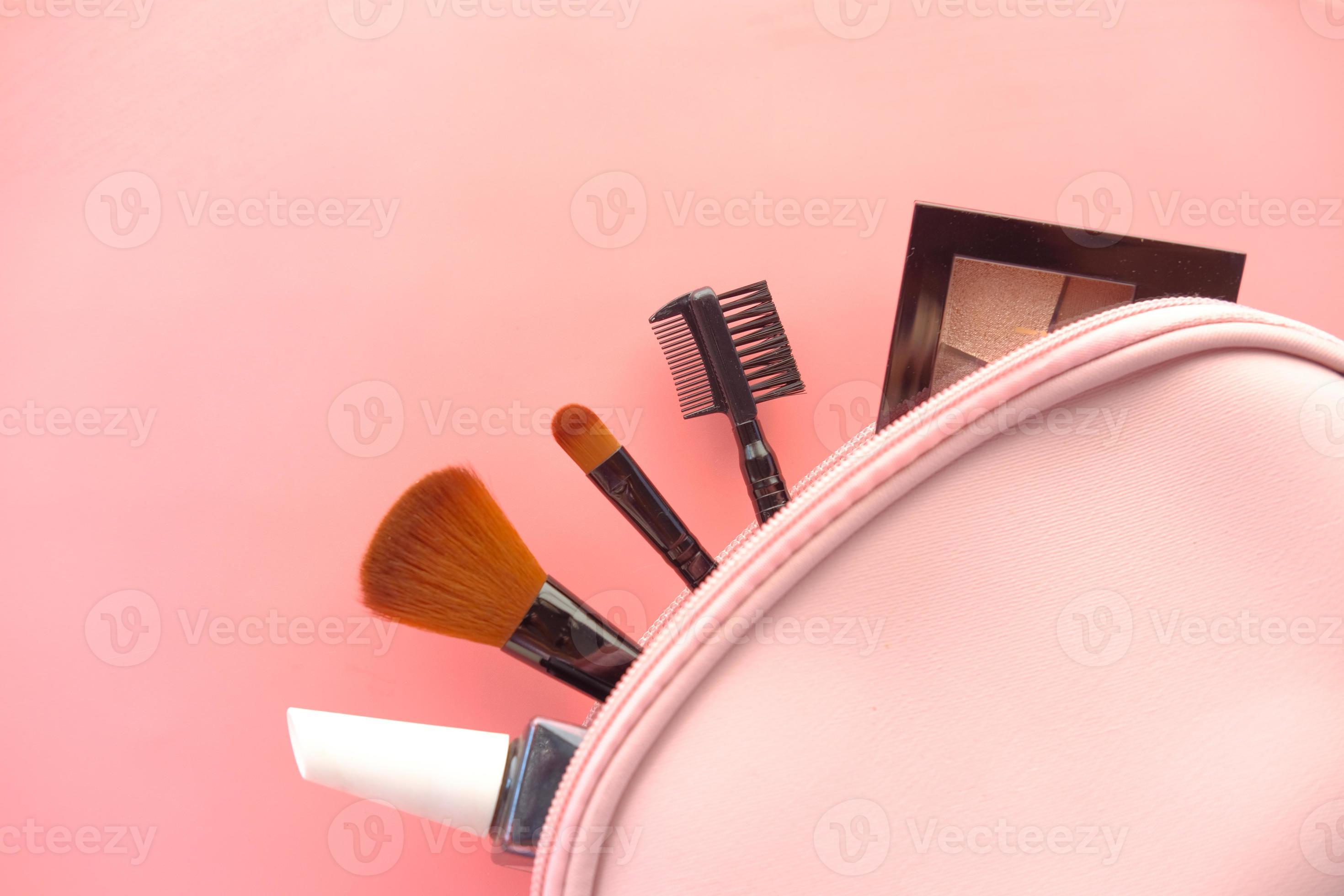 vista superior de cosméticos decorativos em fundo rosa foto