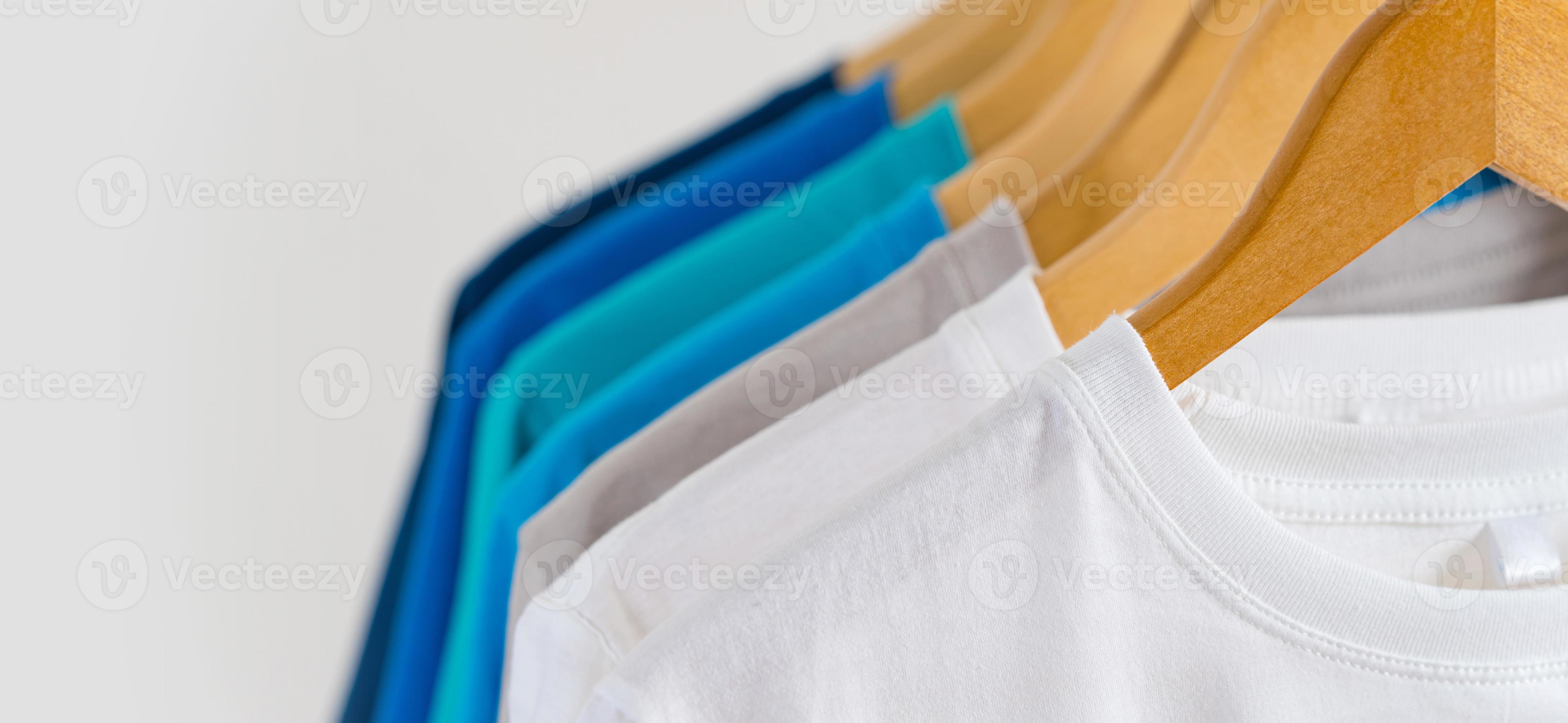 close up de camisetas em cabides, fundo de vestuário foto