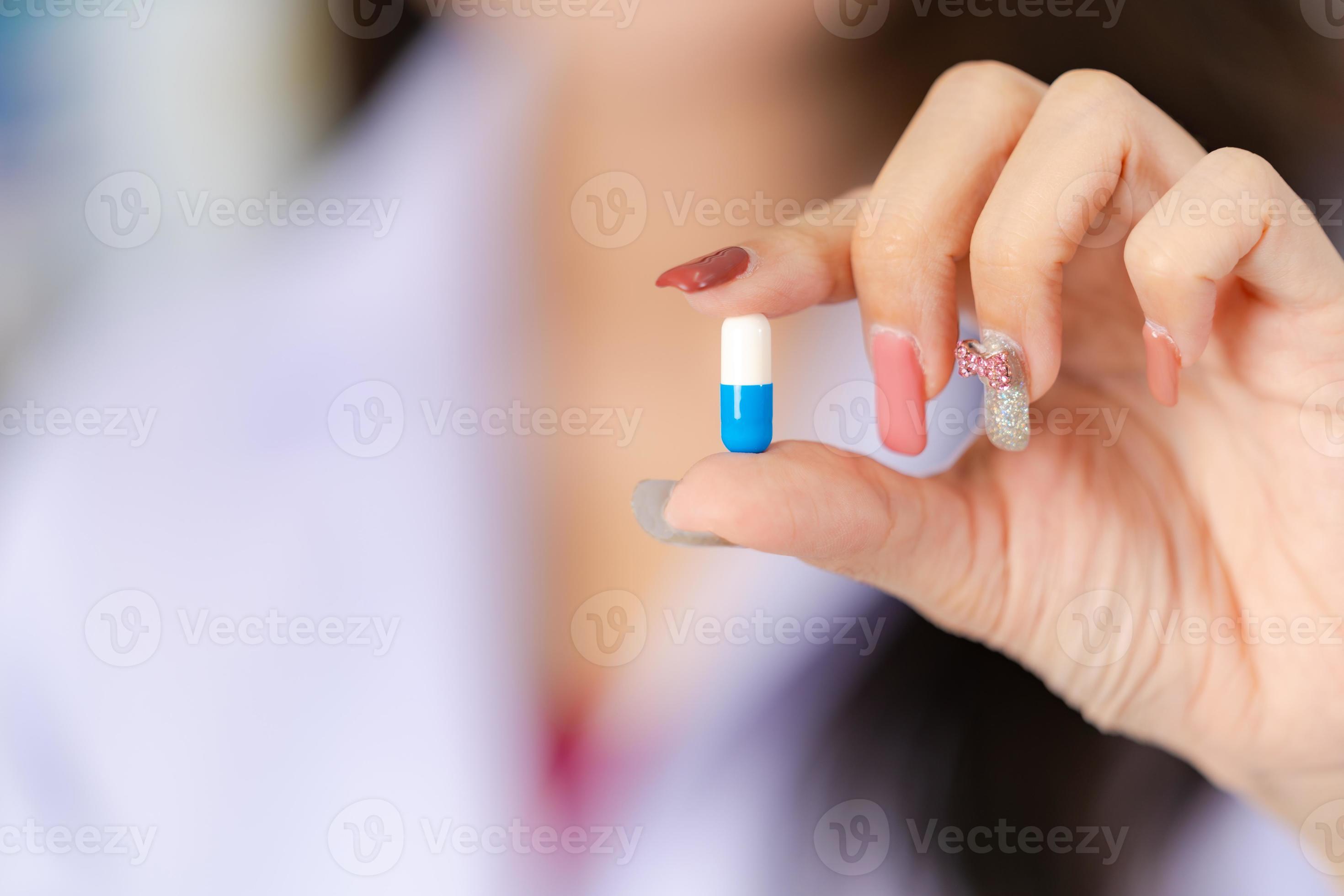farmacêutica segura um comprimido na farmácia foto