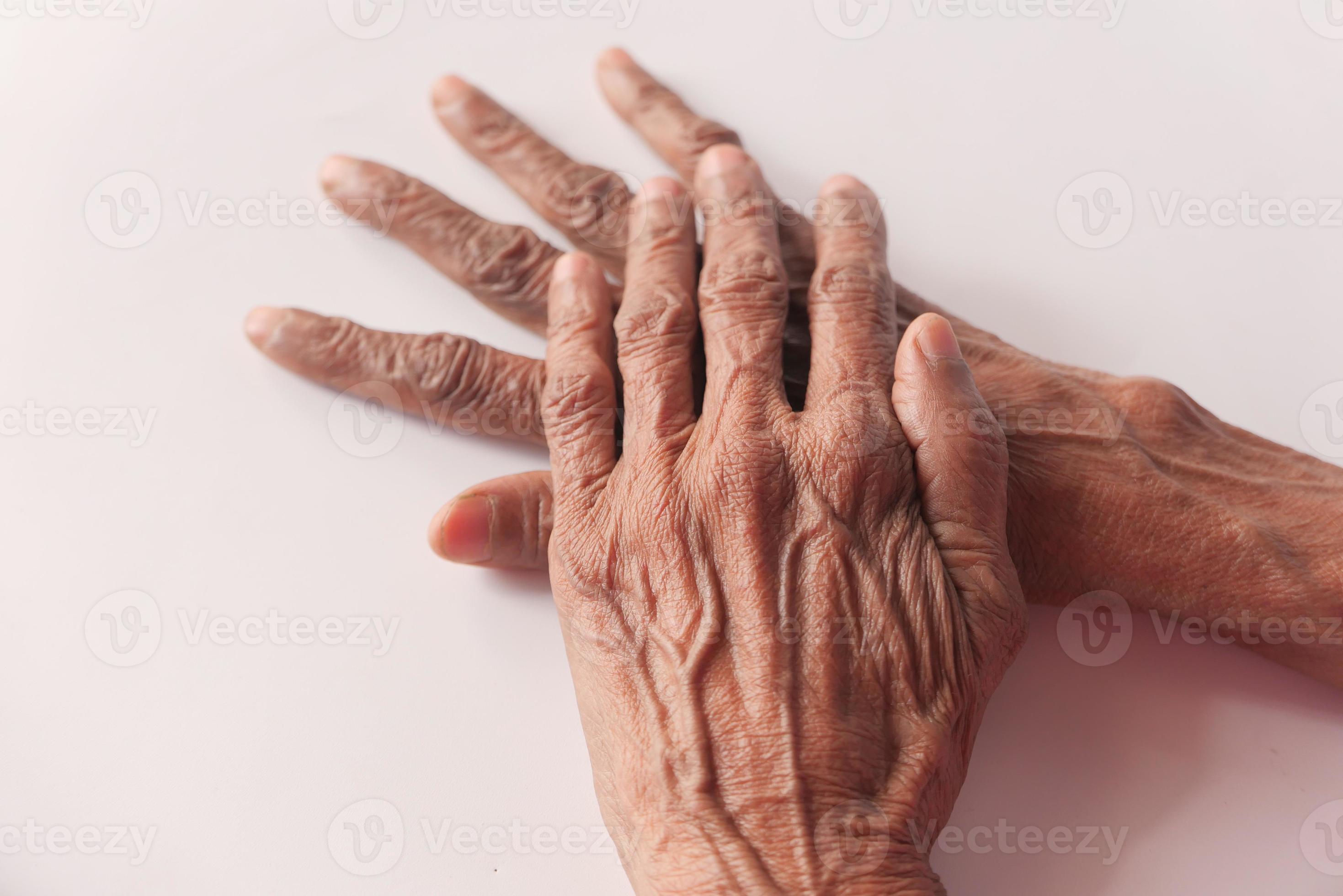 mãos de uma pessoa idosa foto