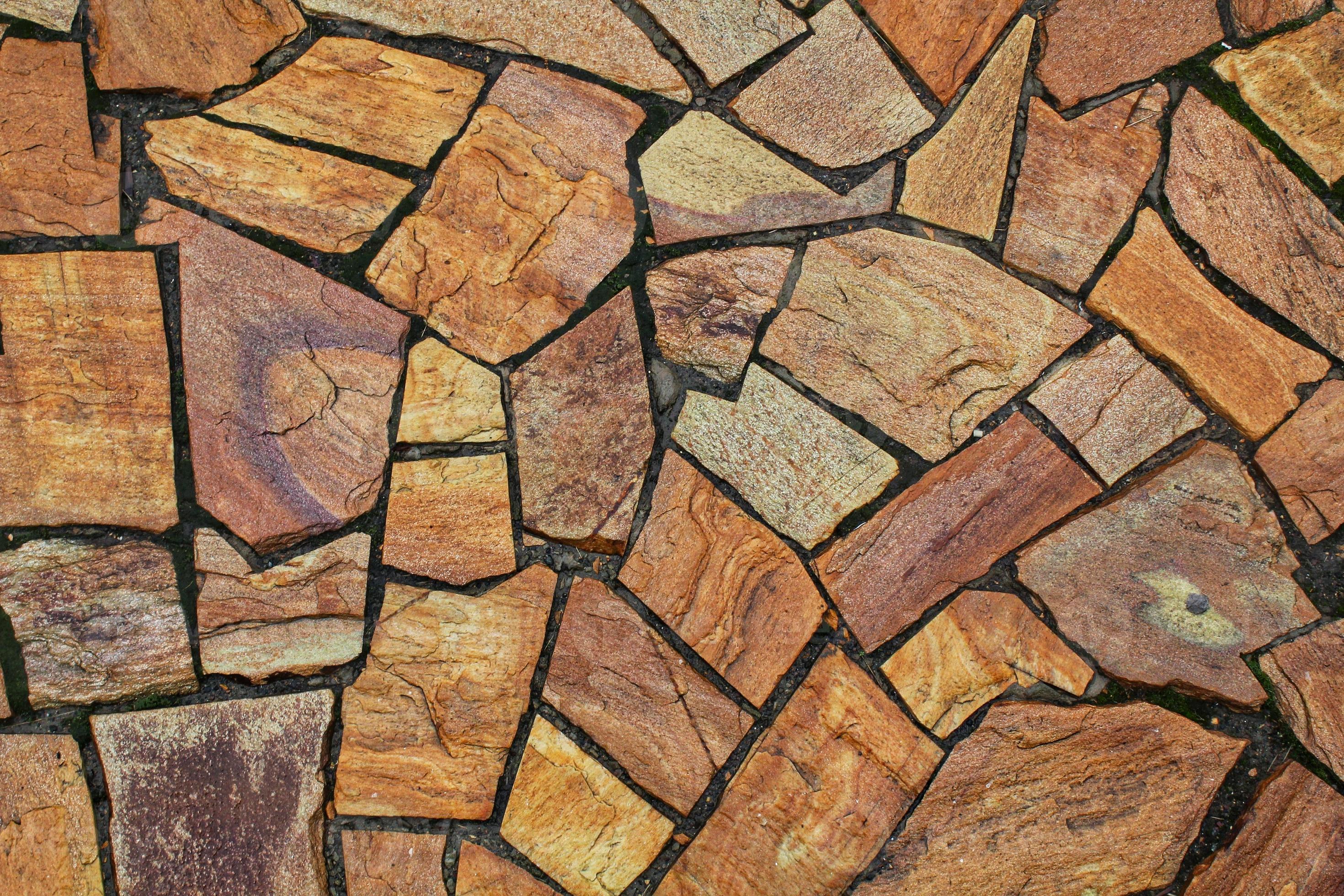 Pedra natural grande texturizada. fragmento de um muro de pedra