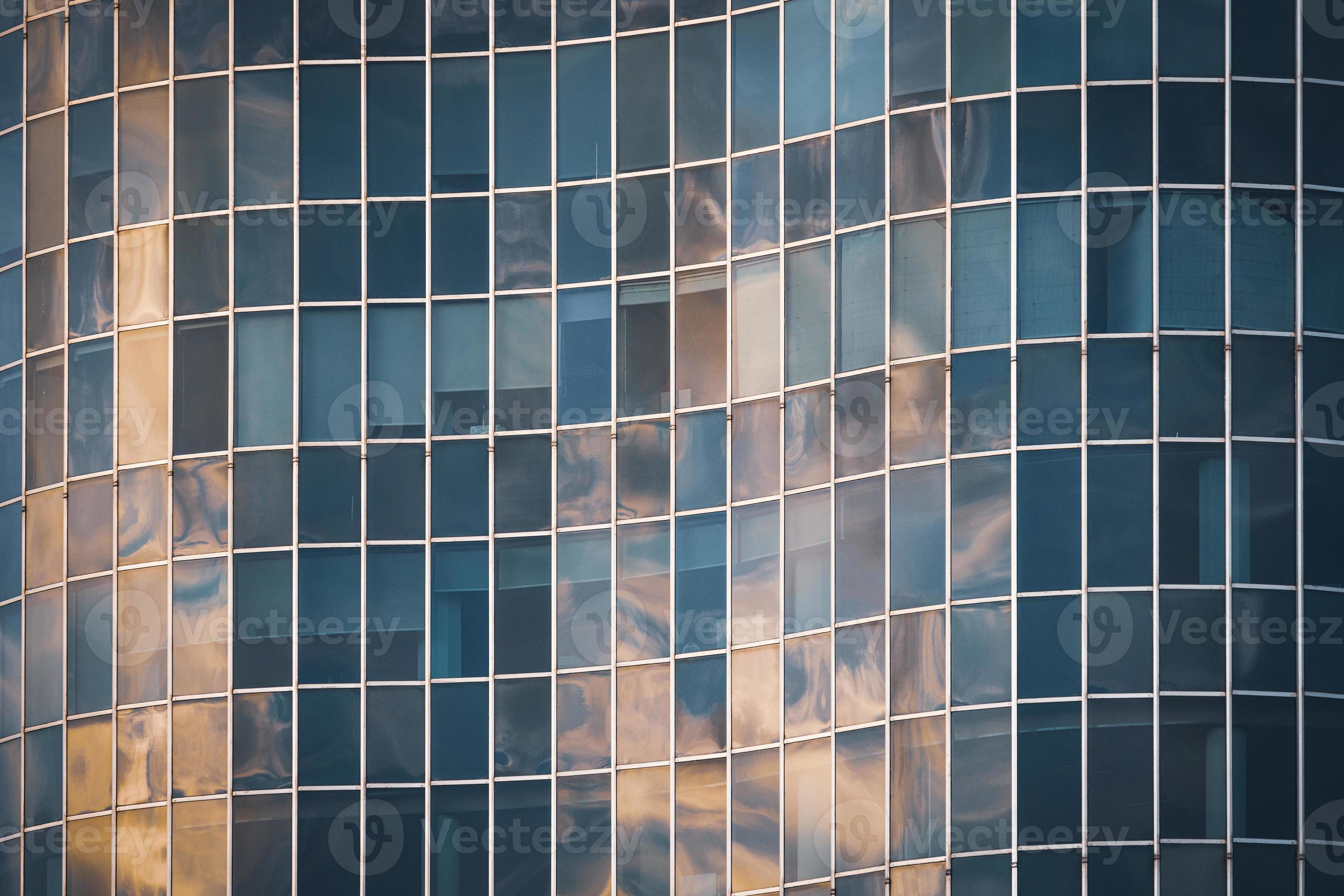 fachada curva de vidro de um prédio de escritórios foto