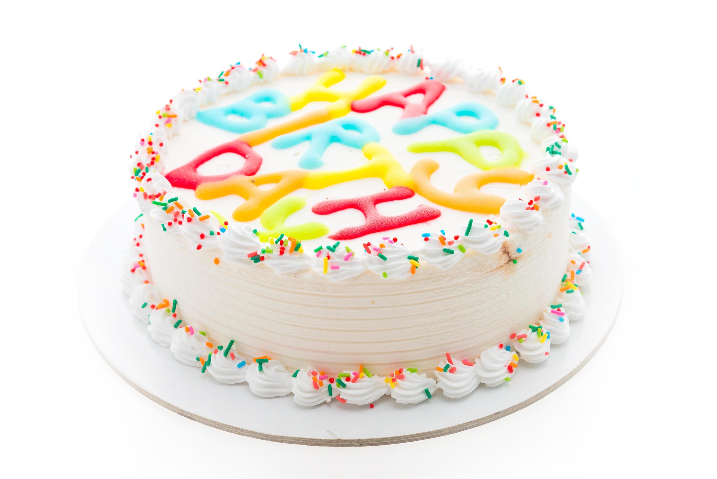 Bolo de aniversário colorido isolado no fundo branco