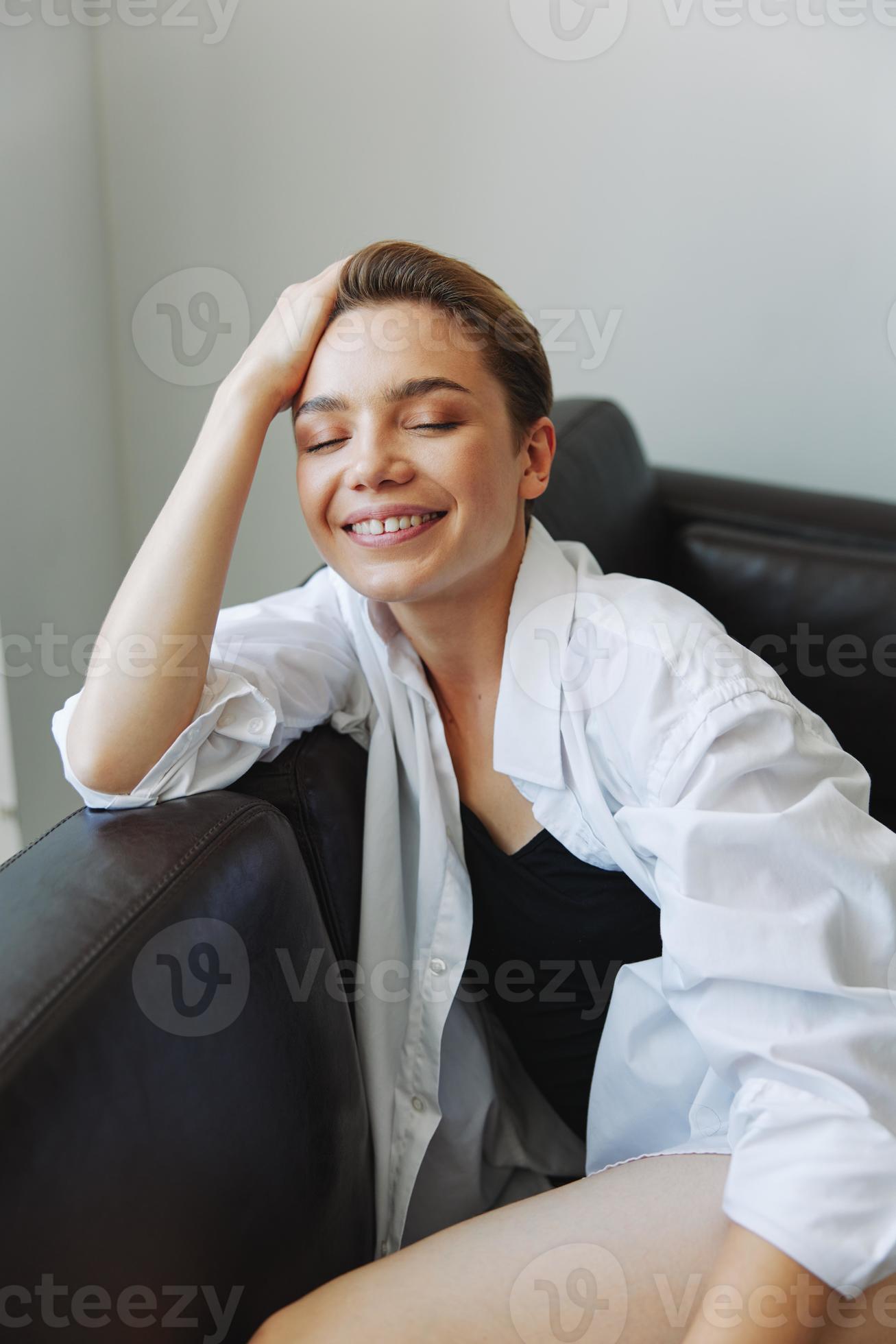 mulheres deitado às casa em a sofá retrato com uma curto corte de cabelo  dentro uma branco camisa, sorriso, depressão dentro adolescentes, casa  feriado 23692124 Foto de stock no Vecteezy