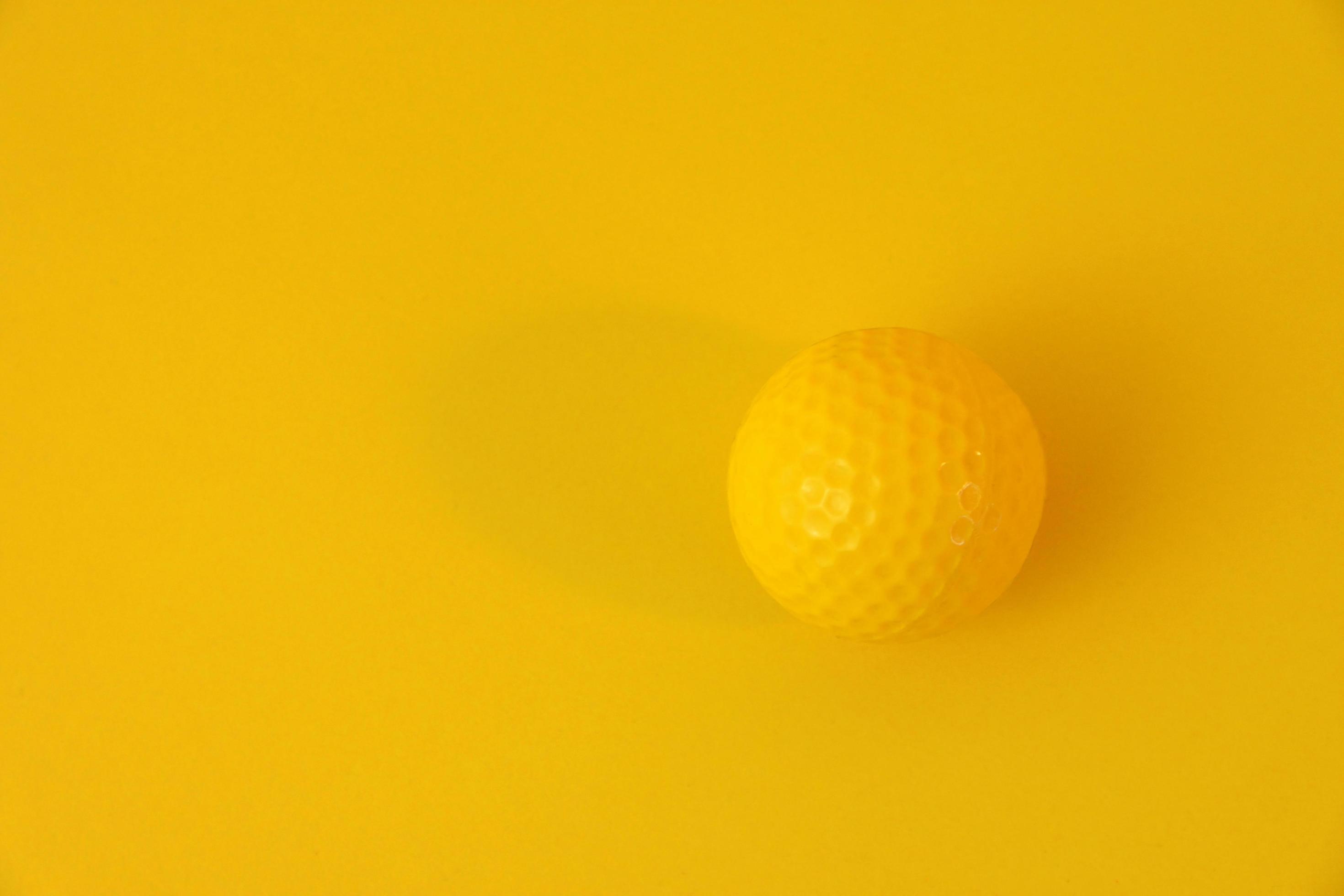 Foto de Bola Amarela Isolada Em Um Fundo Branco e mais fotos de