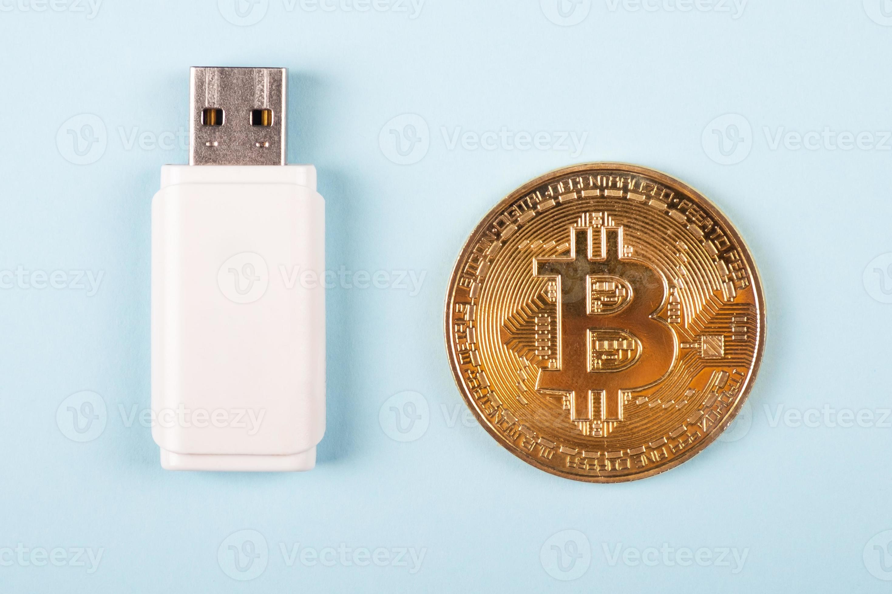 bitcoin criptomoeda moeda de ouro com close-up de stick USB foto