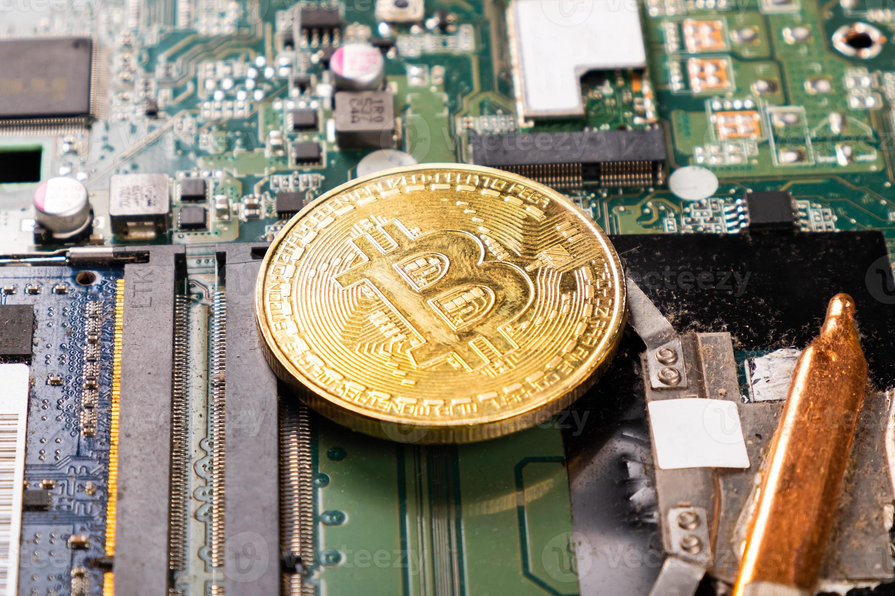 bitcoin de moeda de ouro em uma placa de computador, conceito de mineração, criptomoeda foto