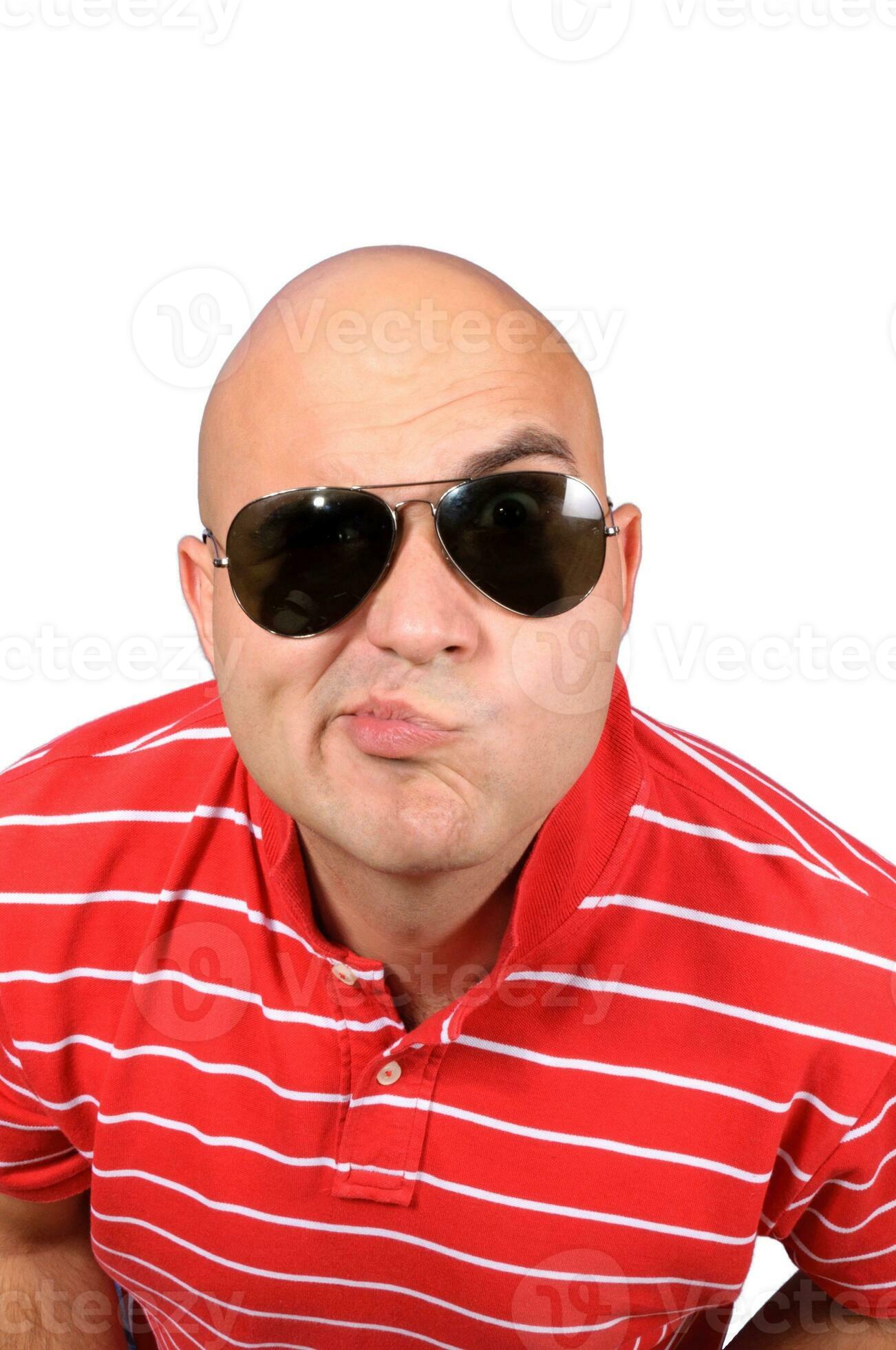 Homem careca engraçado com olhos grandes e óculos em um fundo