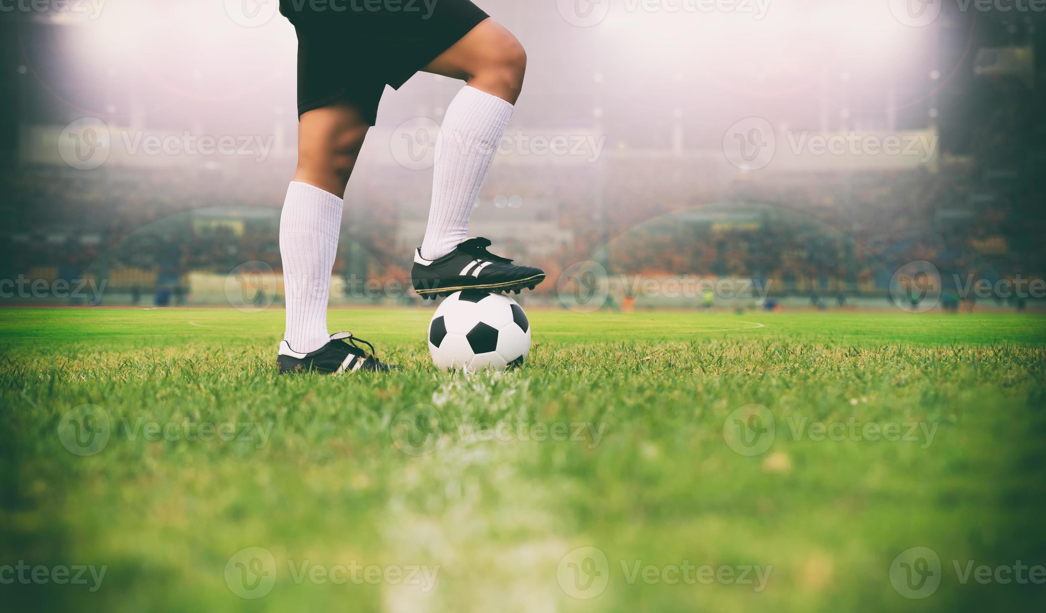 Sapatos de jogador de futebol de bola de futebol e pé no campo