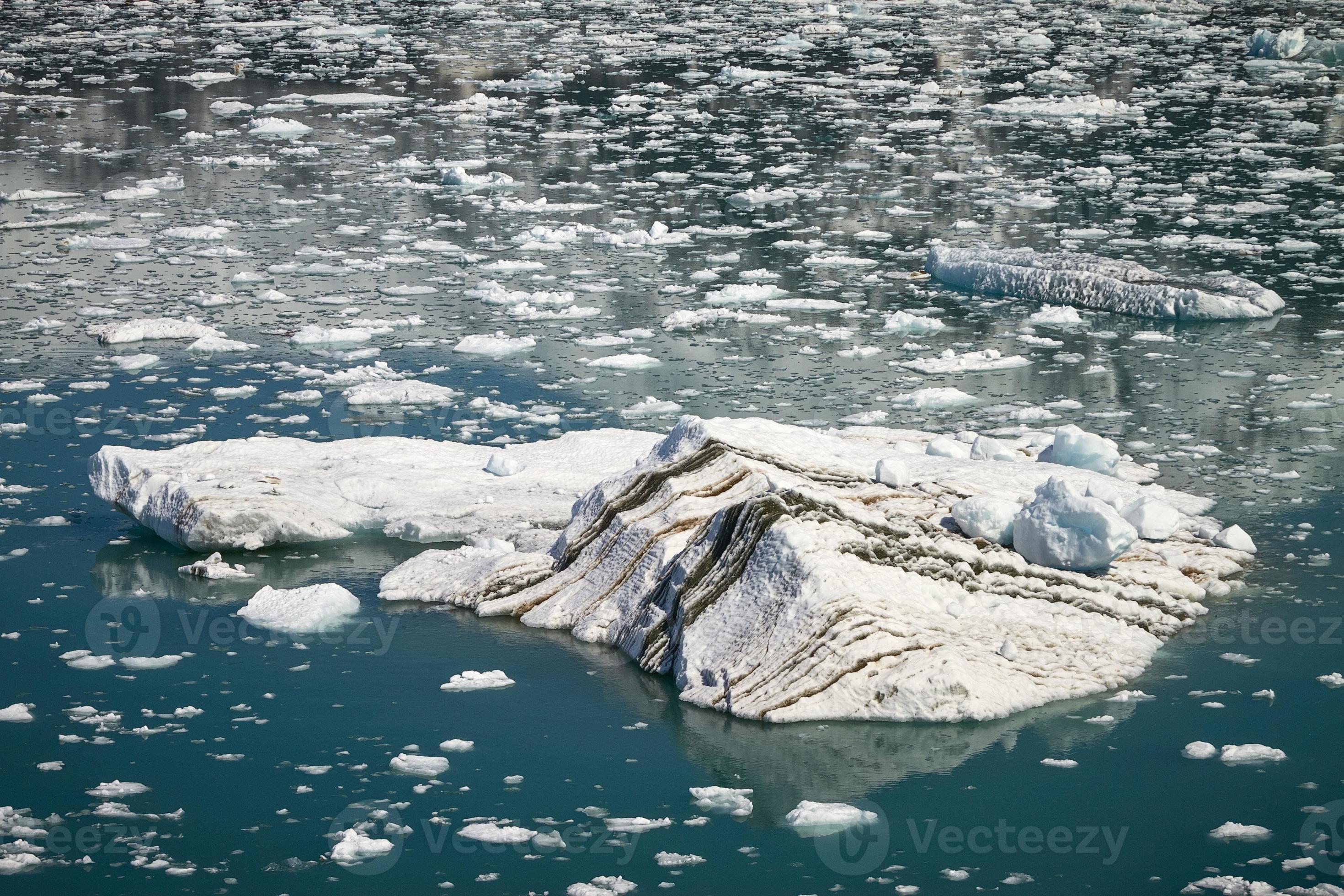 grande iceberg flutuando em geleira perto de hubbard no Alasca foto