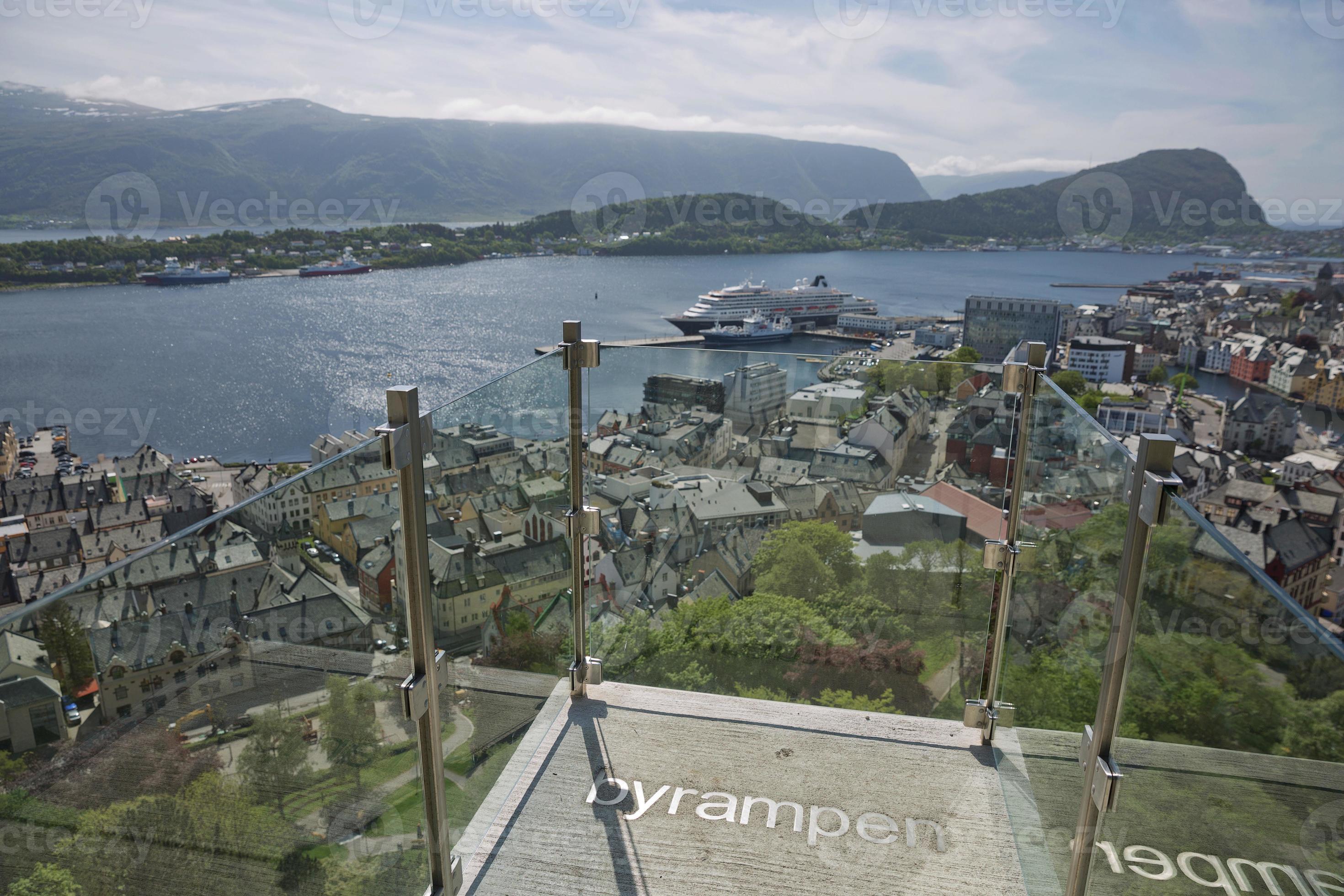 vista do alesund na noruega do ponto de observação de fjellstua foto