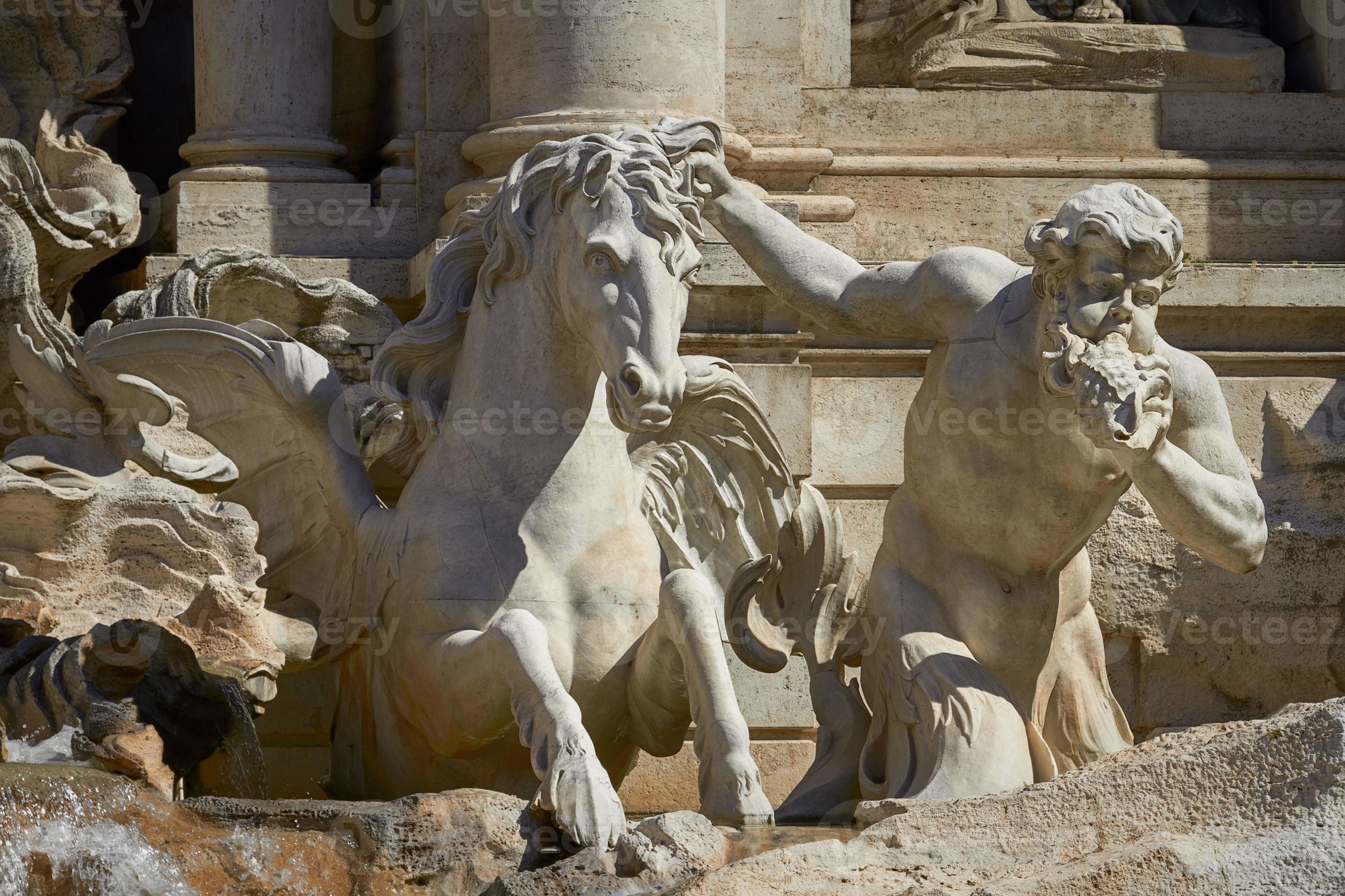 estátua da fonte trevi em roma itália foto