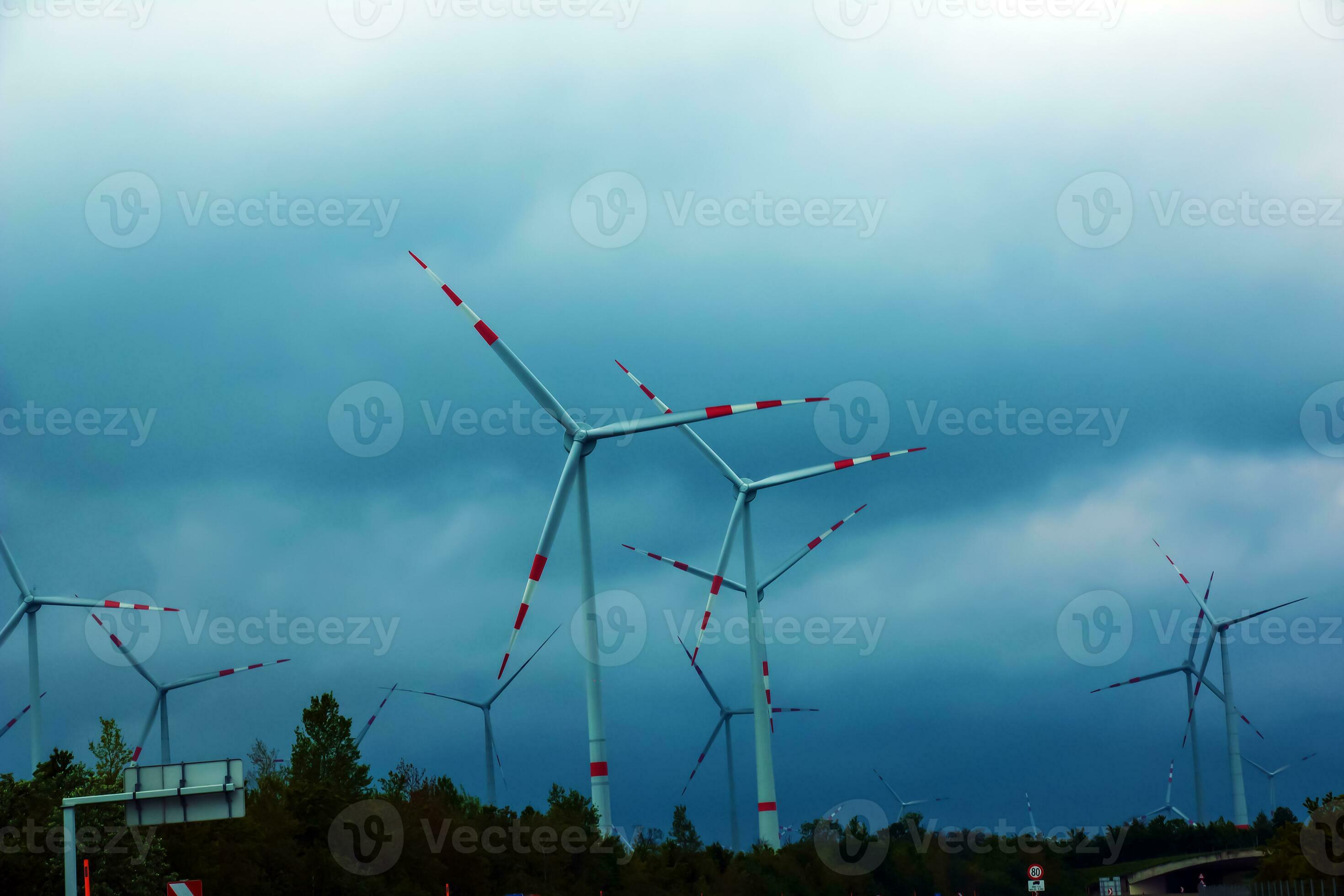 vento Fazenda ou moinho de vento dentro nublado clima dentro