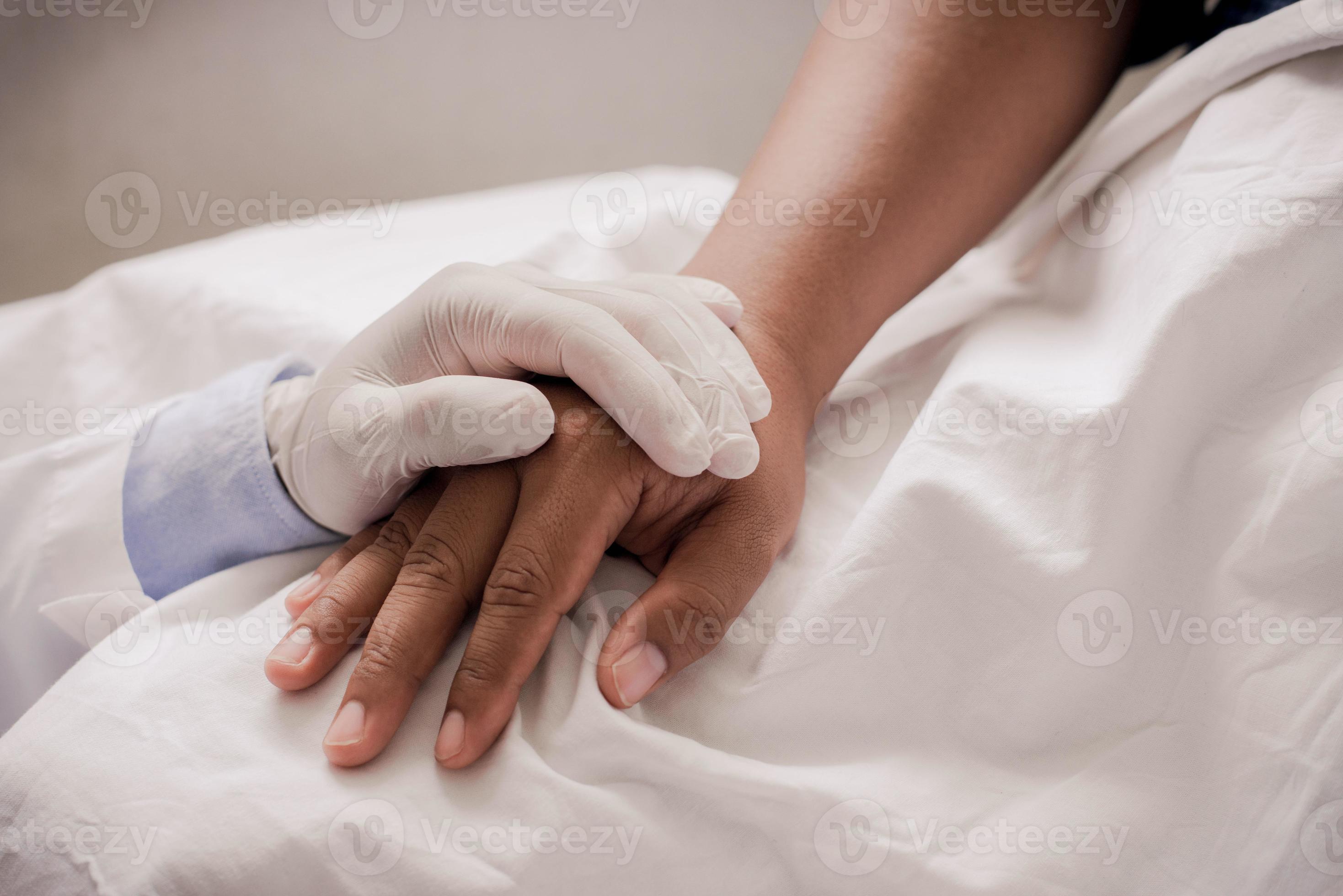 mão do médico tranquilizando seu conceito de suporte e atendimento ao paciente feminino close-up foto