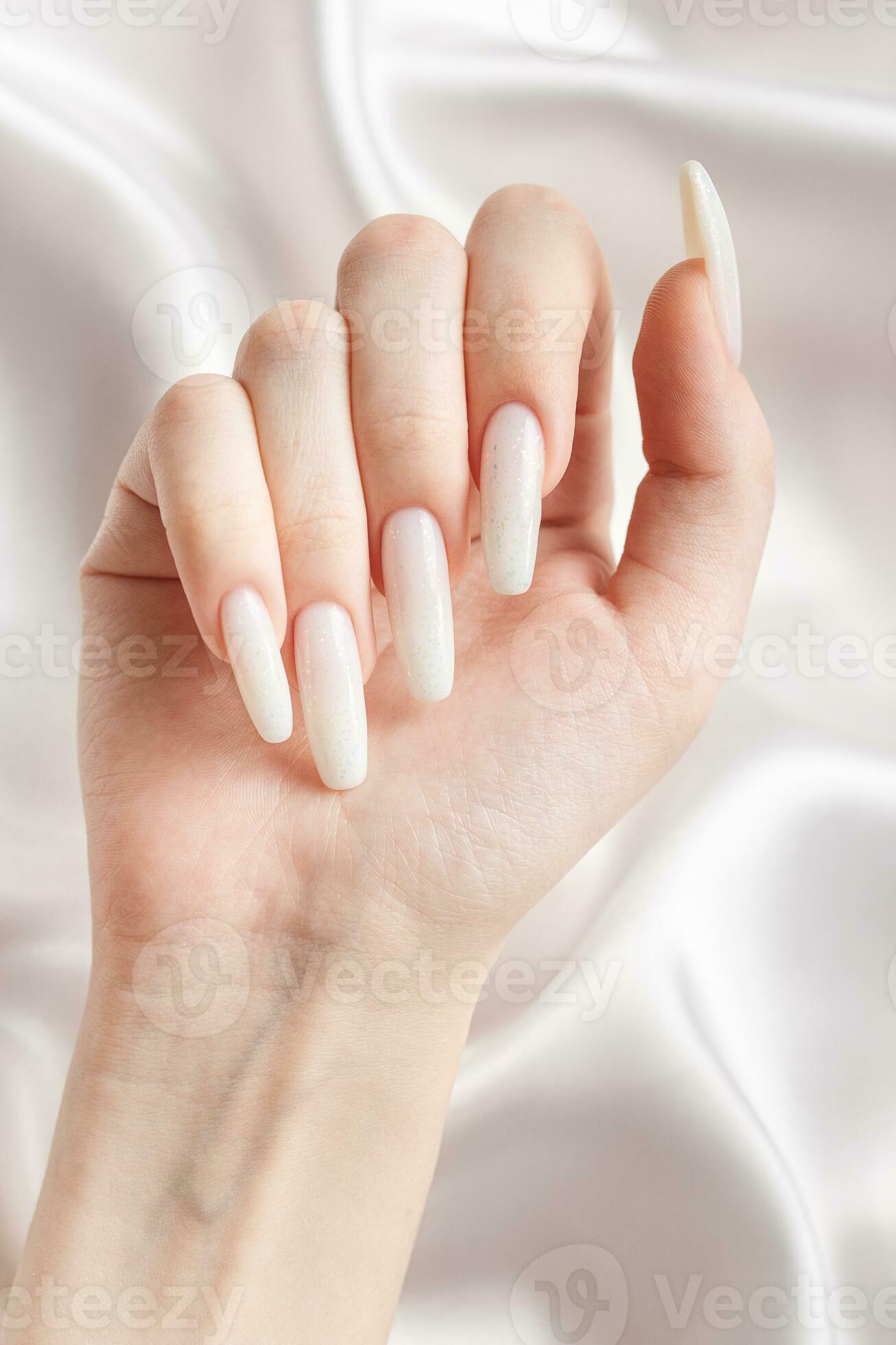 Mãos bem cuidadas senhora pintando unhas de polimento manicure isolada em  fundo branco
