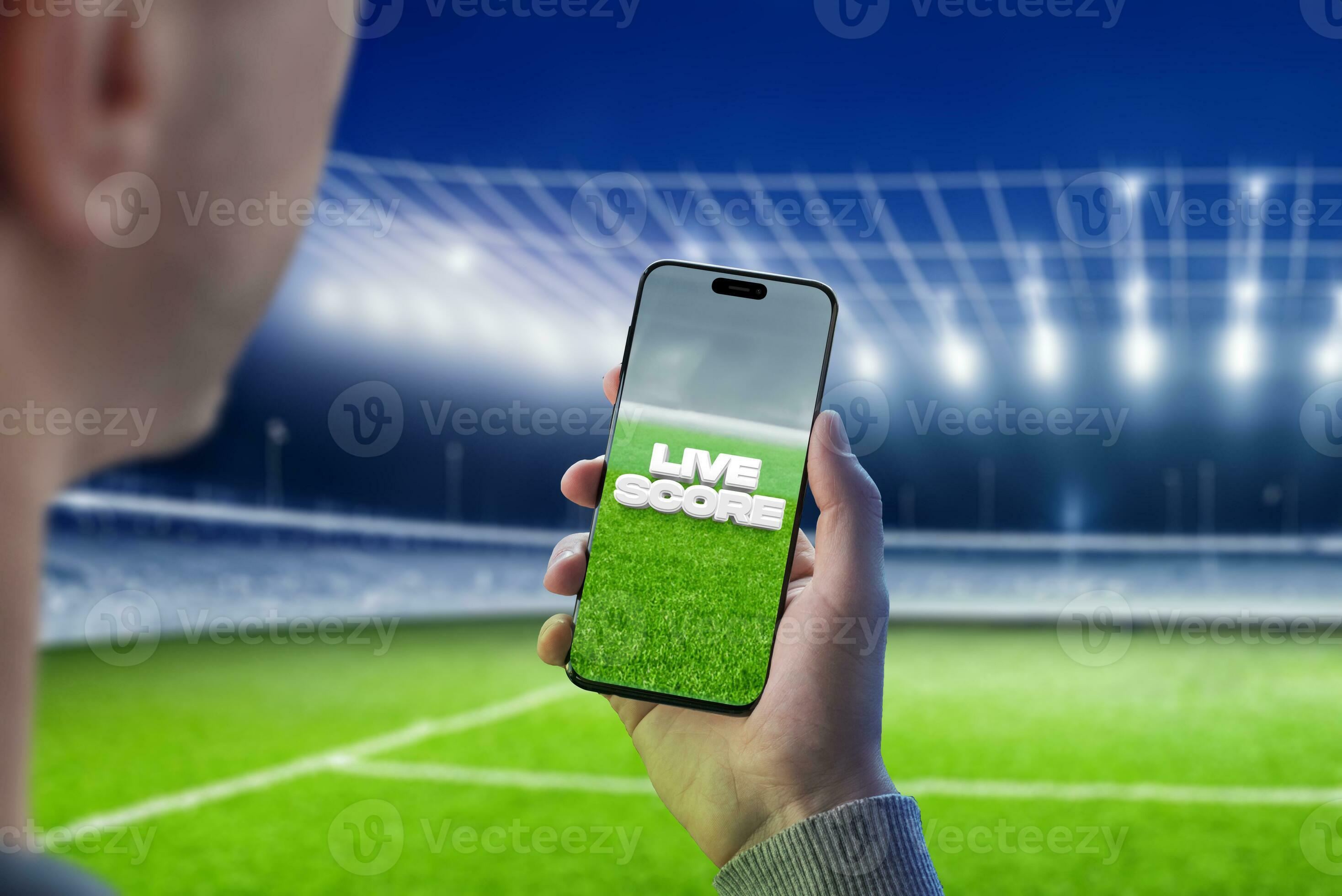 Campo de futebol na tela do telefone inteligente e bola no estádio