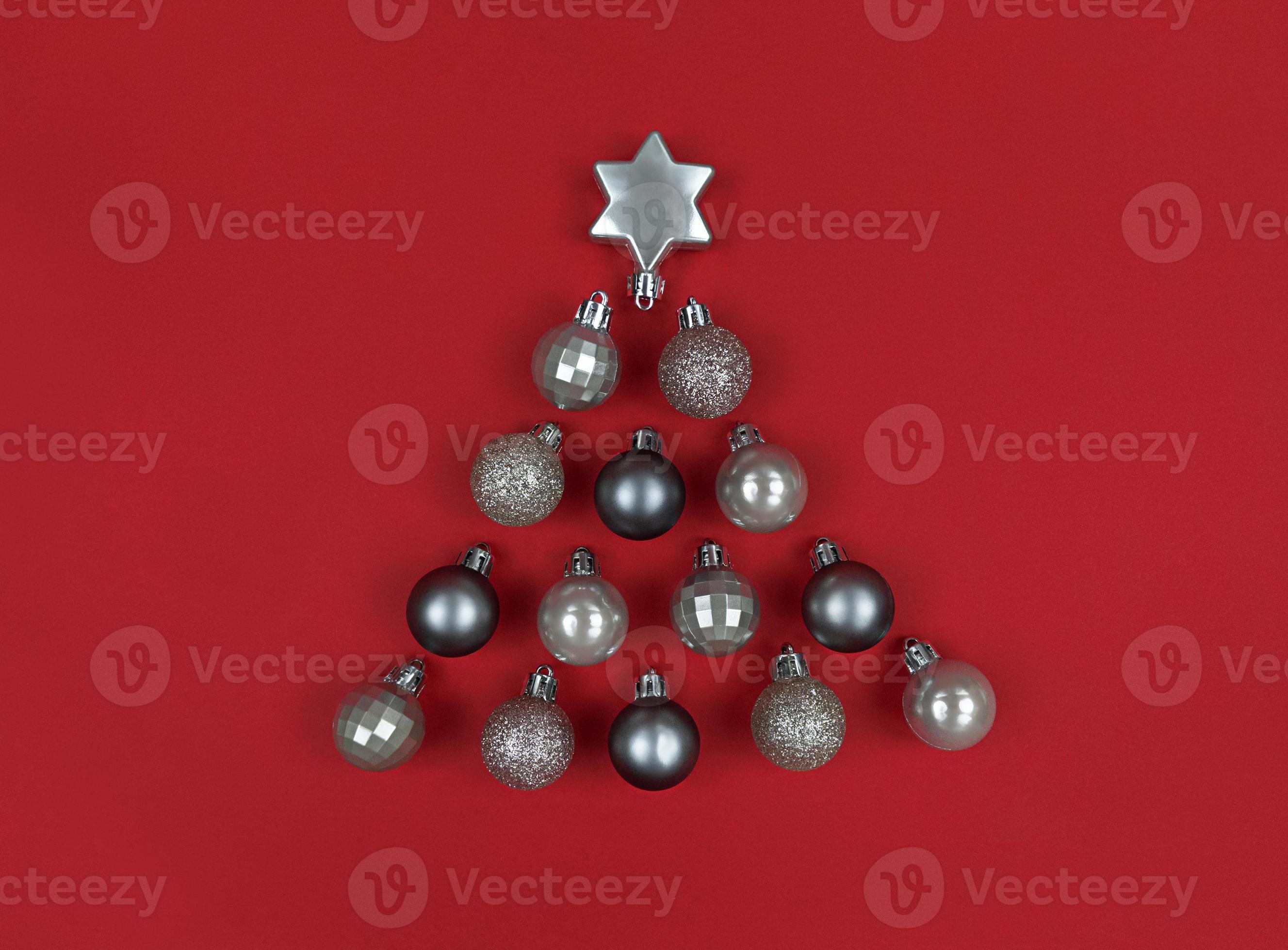 forma de árvore de Natal feita com enfeites de decoração em um papel  vermelho. 2584915 Foto de stock no Vecteezy