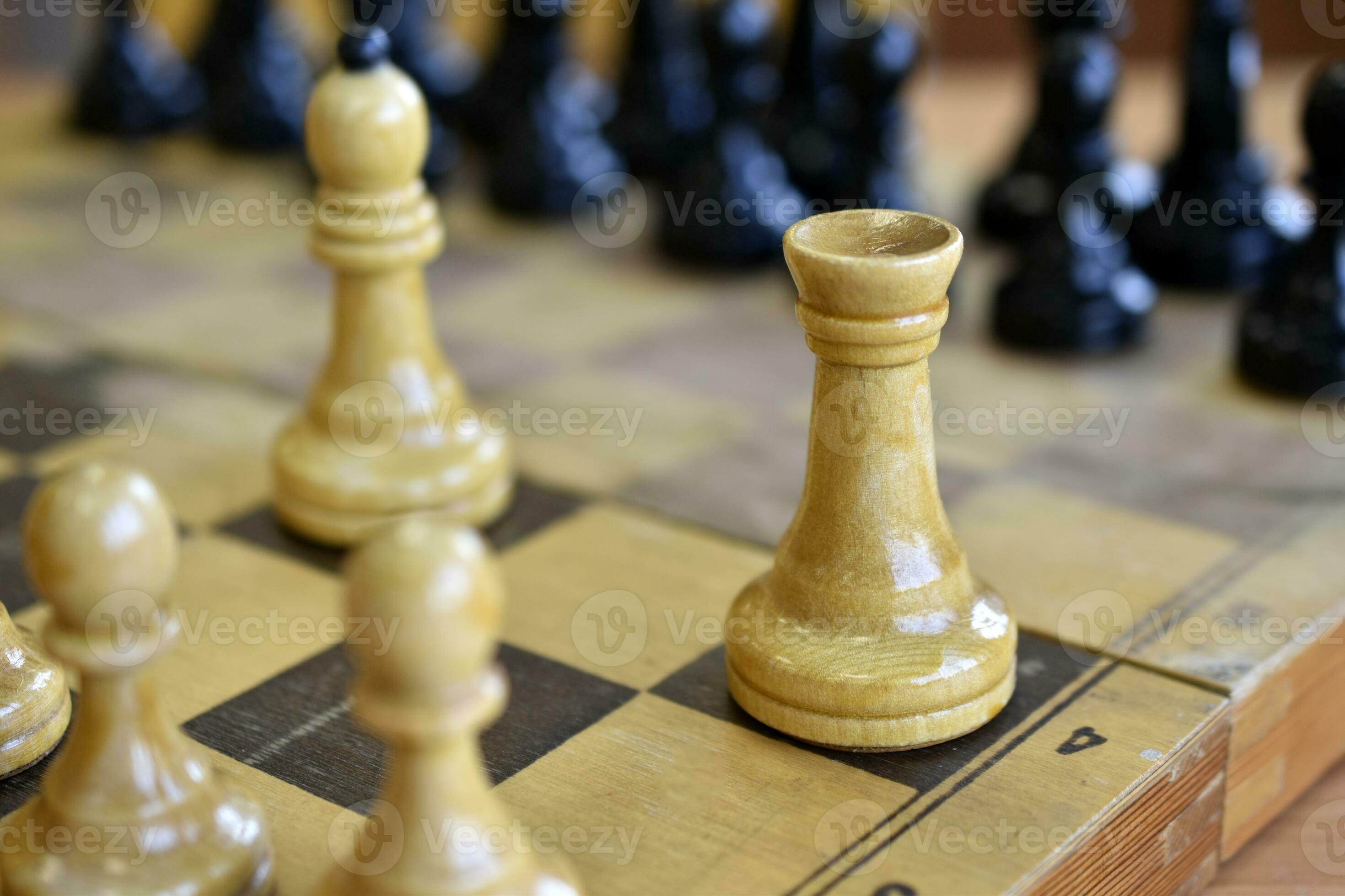 xadrez peças em a borda. de madeira xadrez peças. 26151141 Foto de stock no  Vecteezy