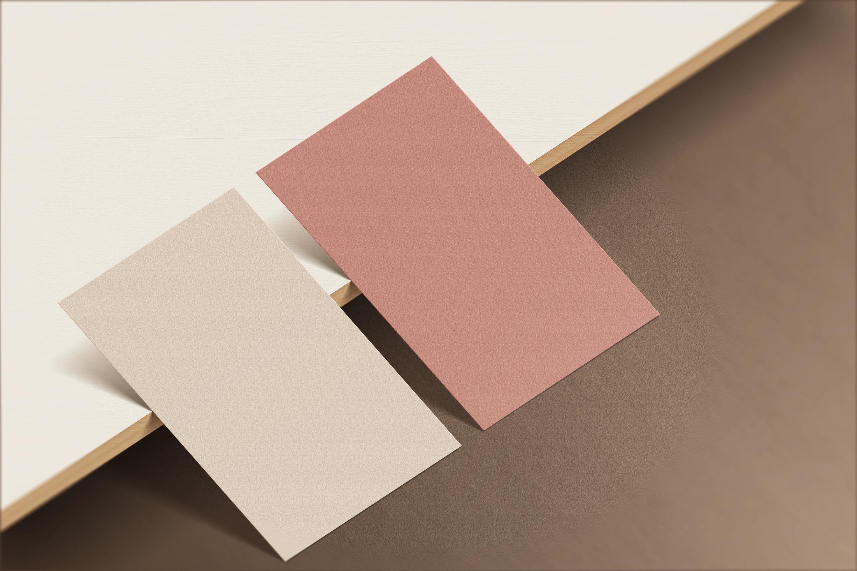 maquete de cartão minimalista isolada em fundo de madeira plat. foto
