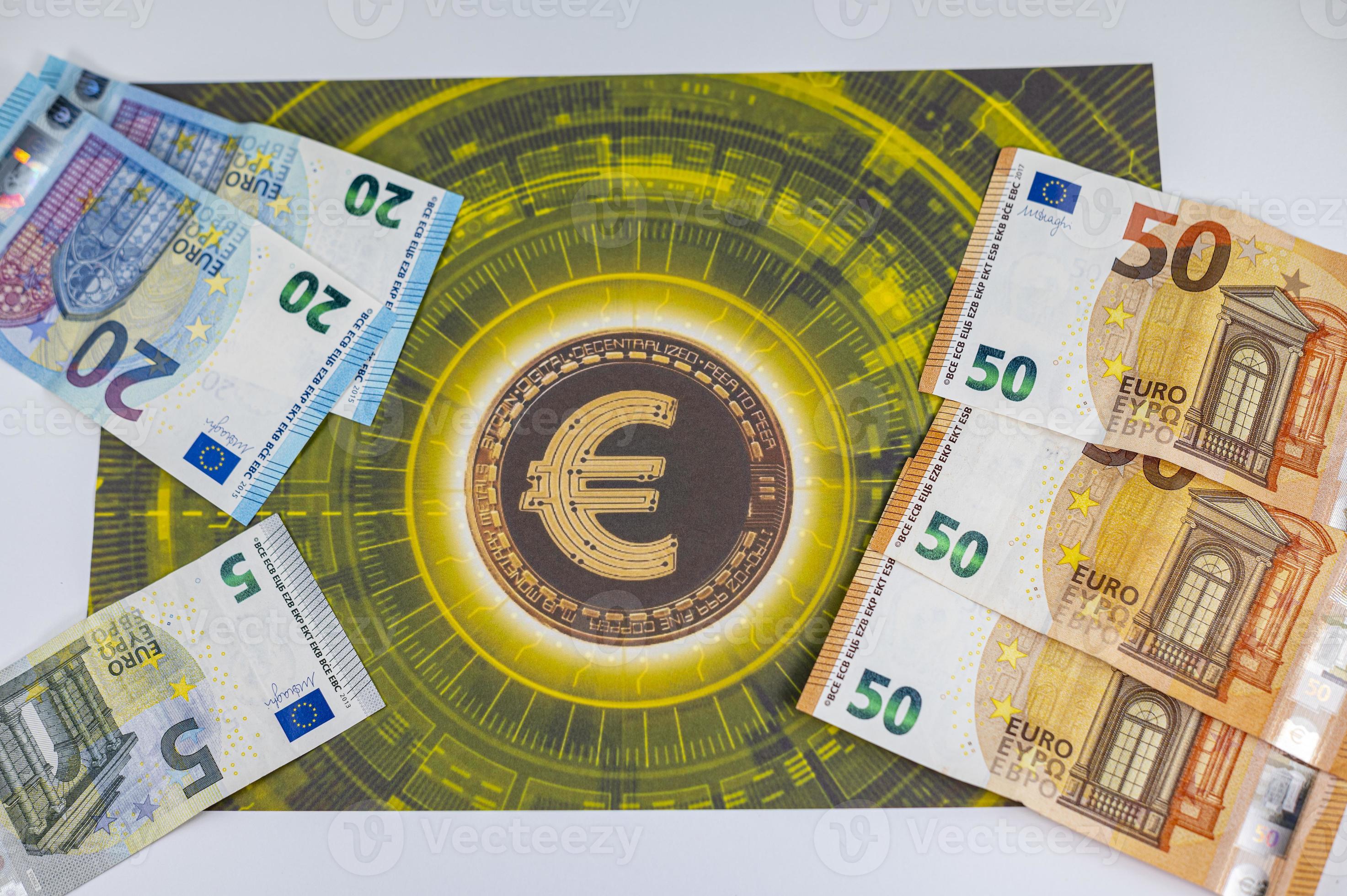 50 20 notas de 5 euros com o símbolo do euro foto