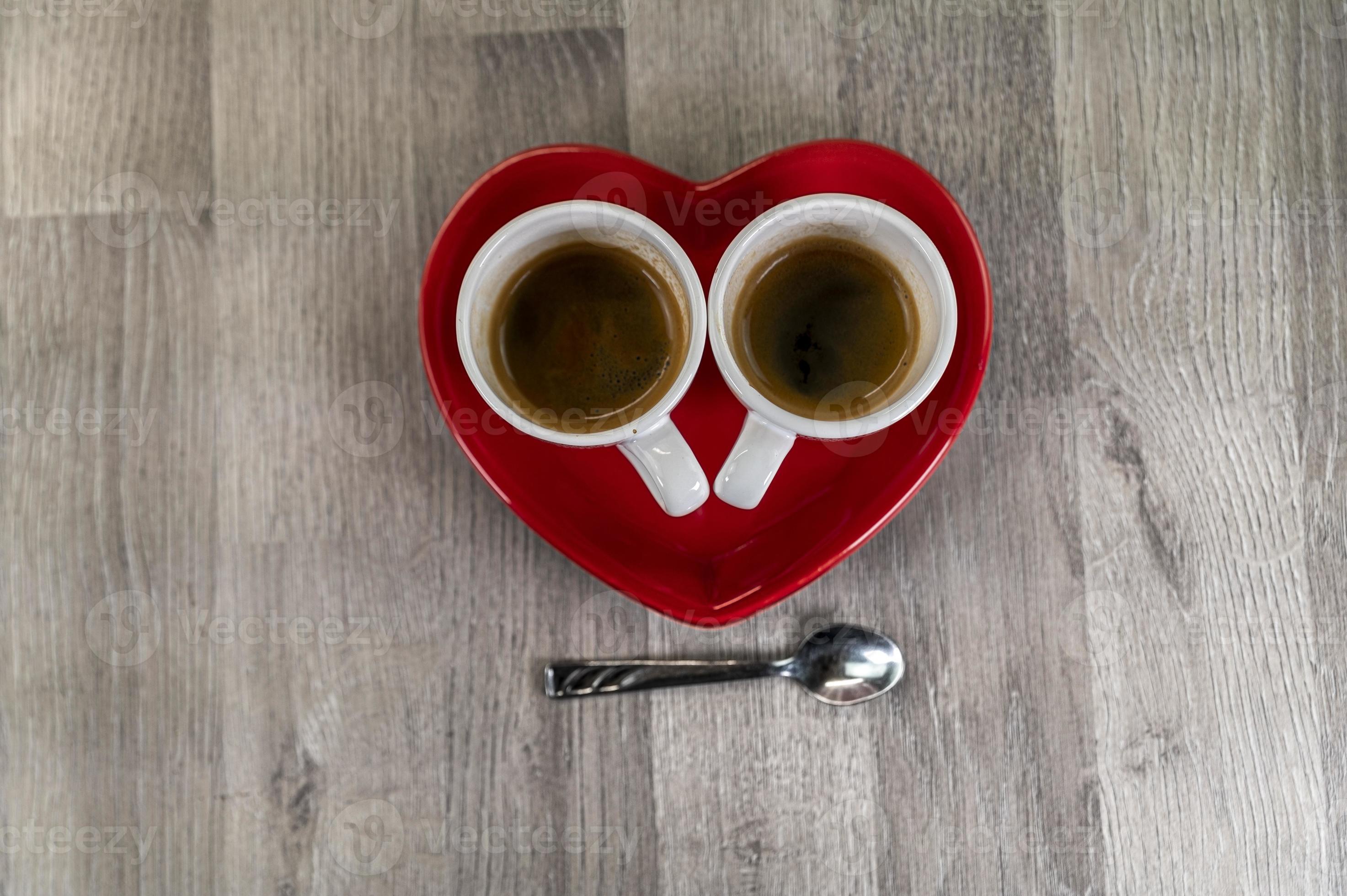 duas xícaras de café com pires de coração foto