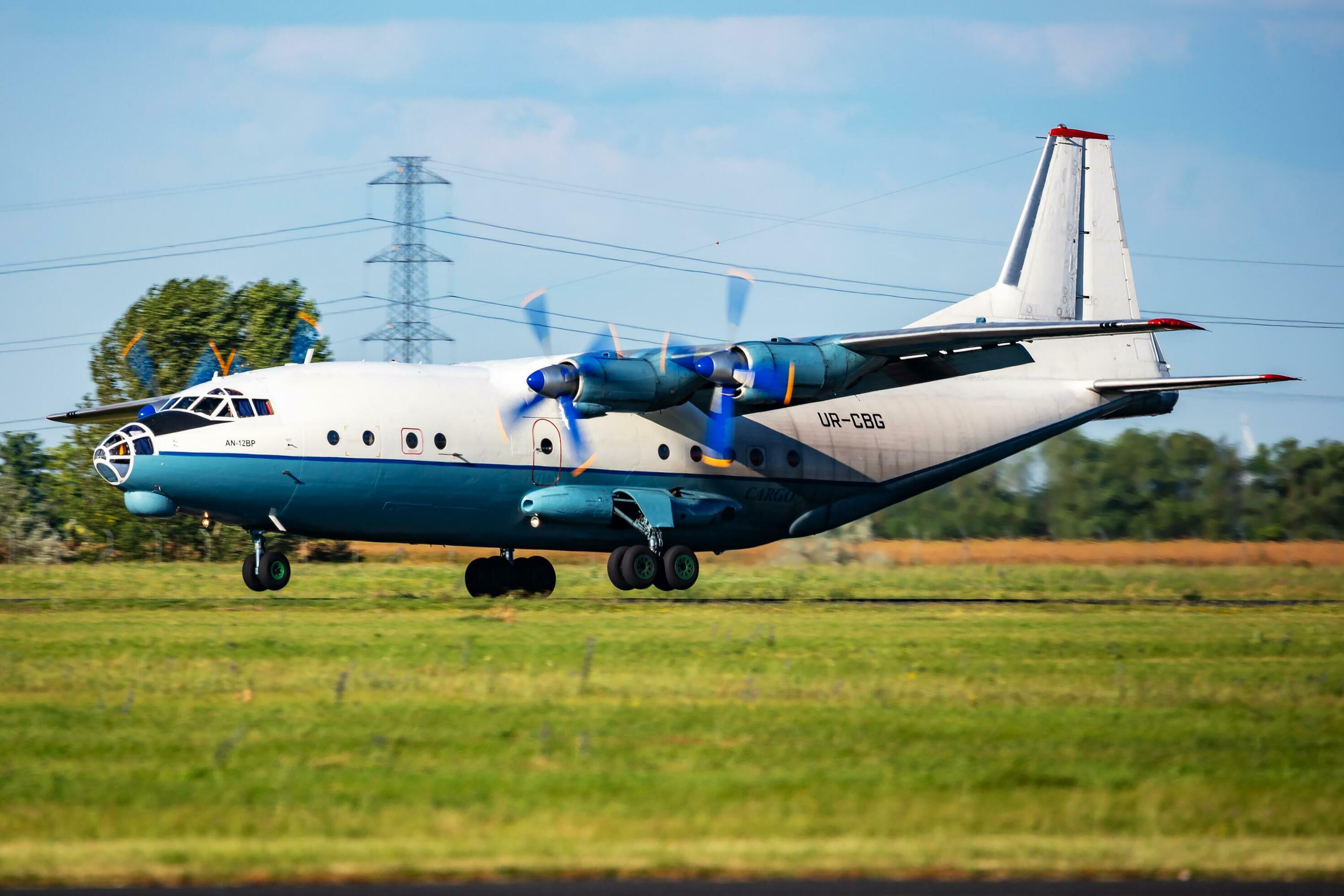 cavok ar antonov an-12 carga avião às aeroporto avental com