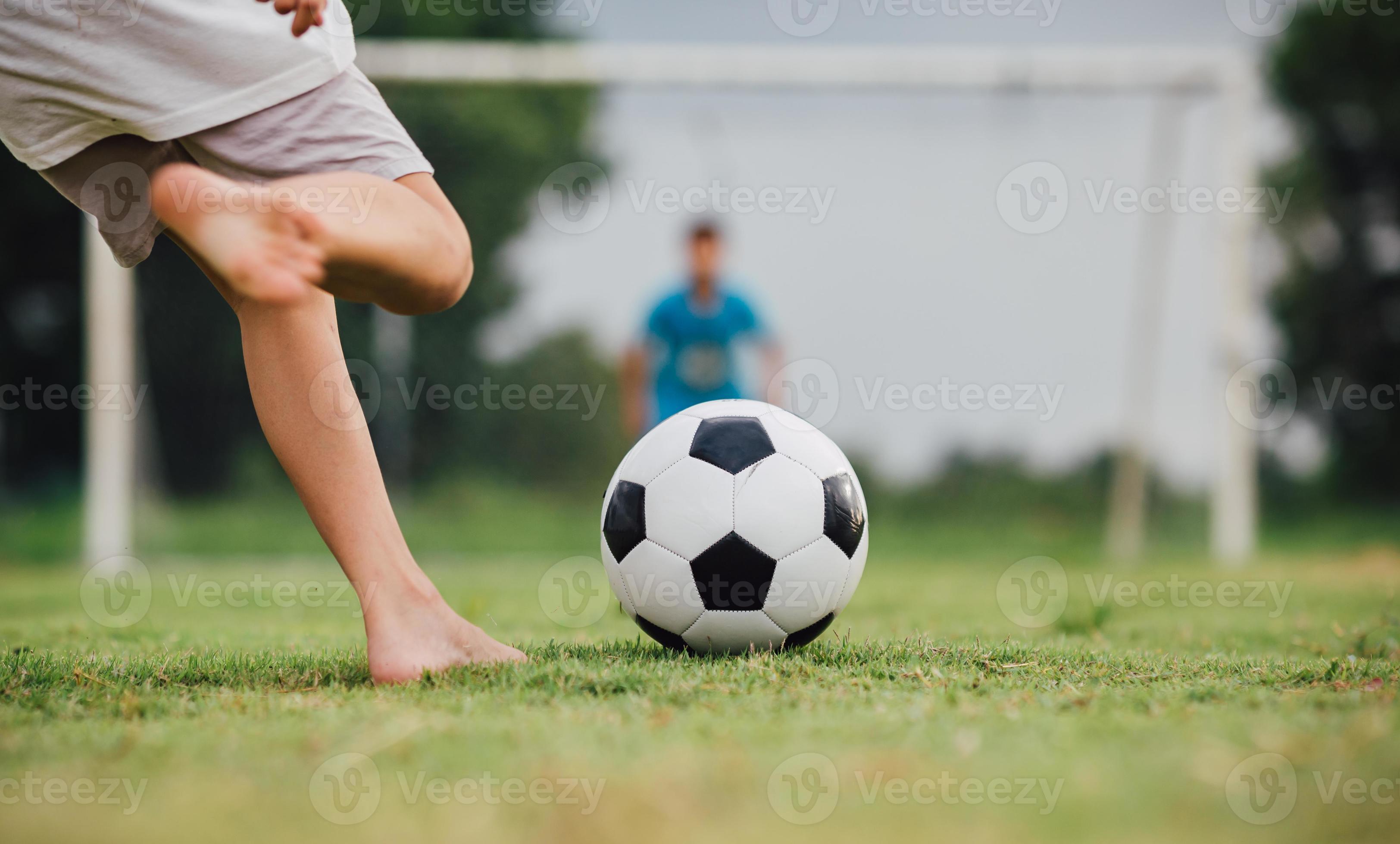 Futebol jogo de futebol para crianças. Rapazes a jogar futebol num torneio  escolar. Dinâmico, imagem de ação de crianças competição durante o jogo de  futebol. Esporte imagem de fundo . fotos, imagens