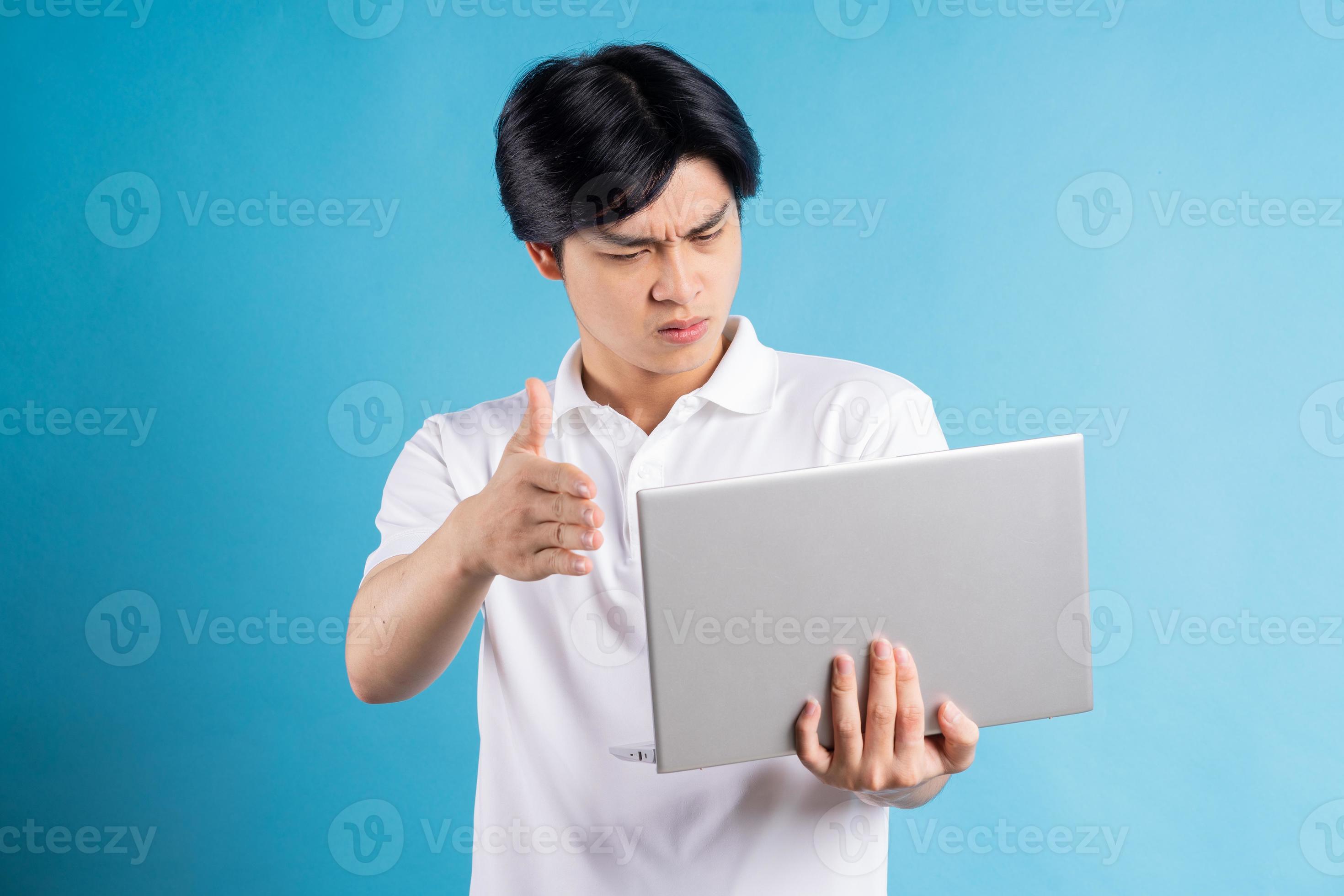 o homem asiático está fazendo uma videochamada e discutindo sobre seu laptop foto