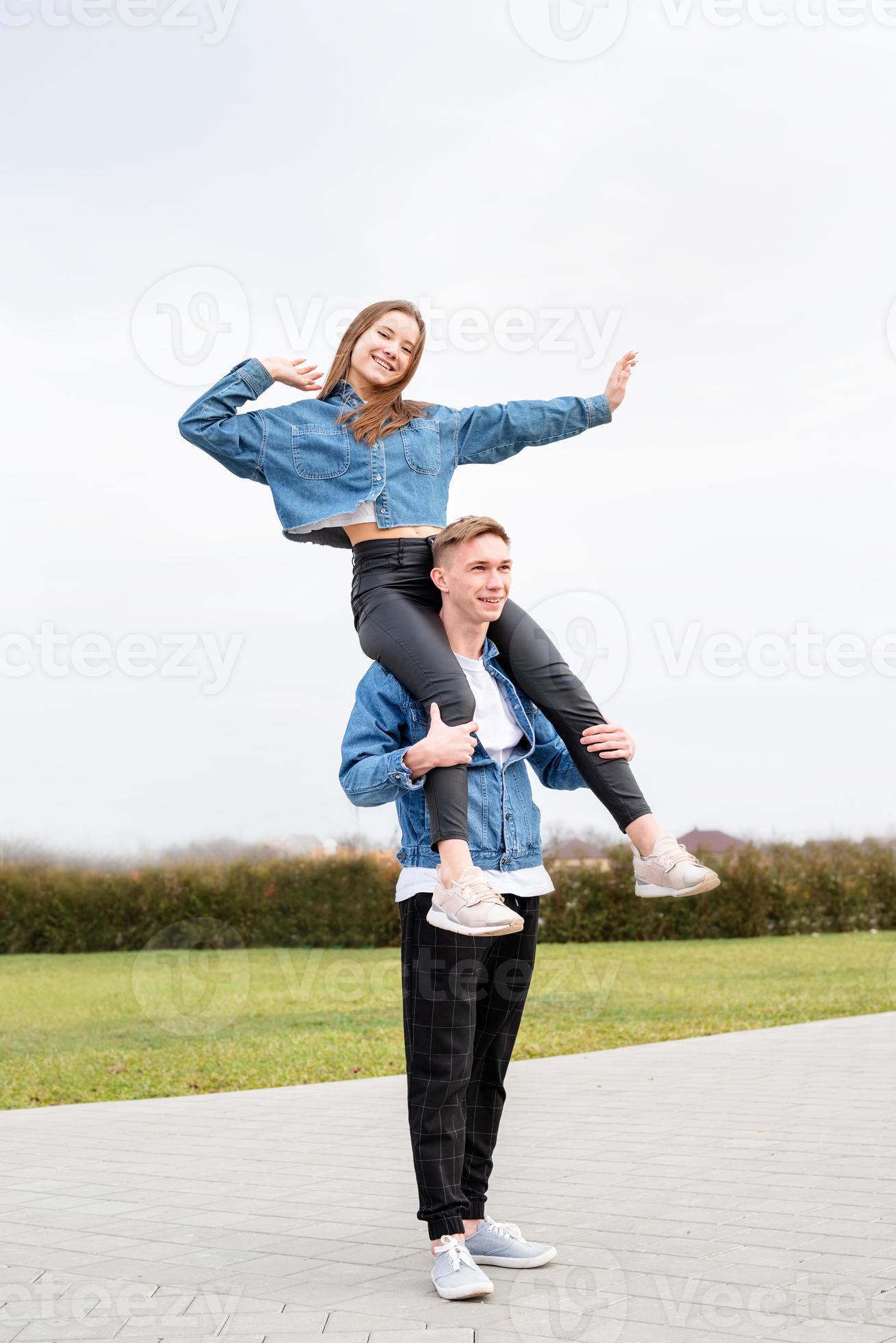 jovem casal apaixonado passando um tempo juntos no parque se divertindo foto