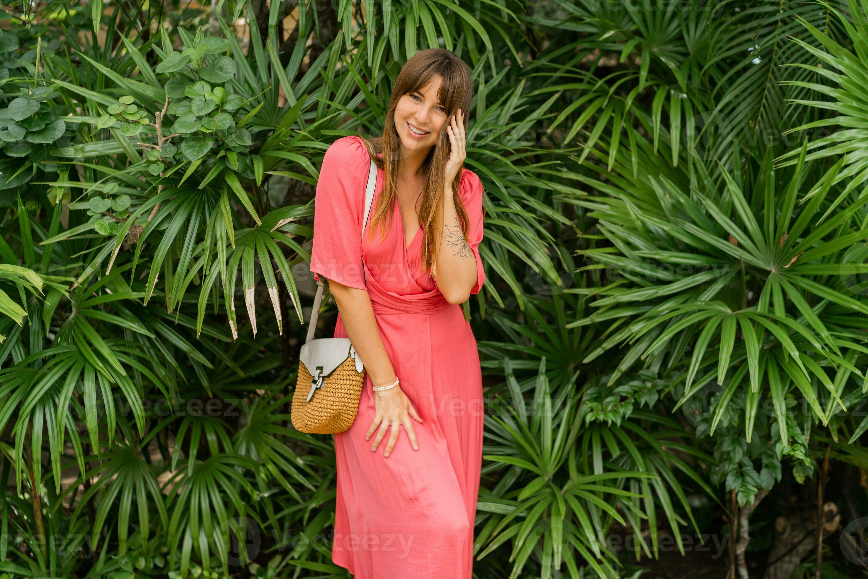 ao ar livre moda foto do elegante mulher dentro verão Rosa vestir