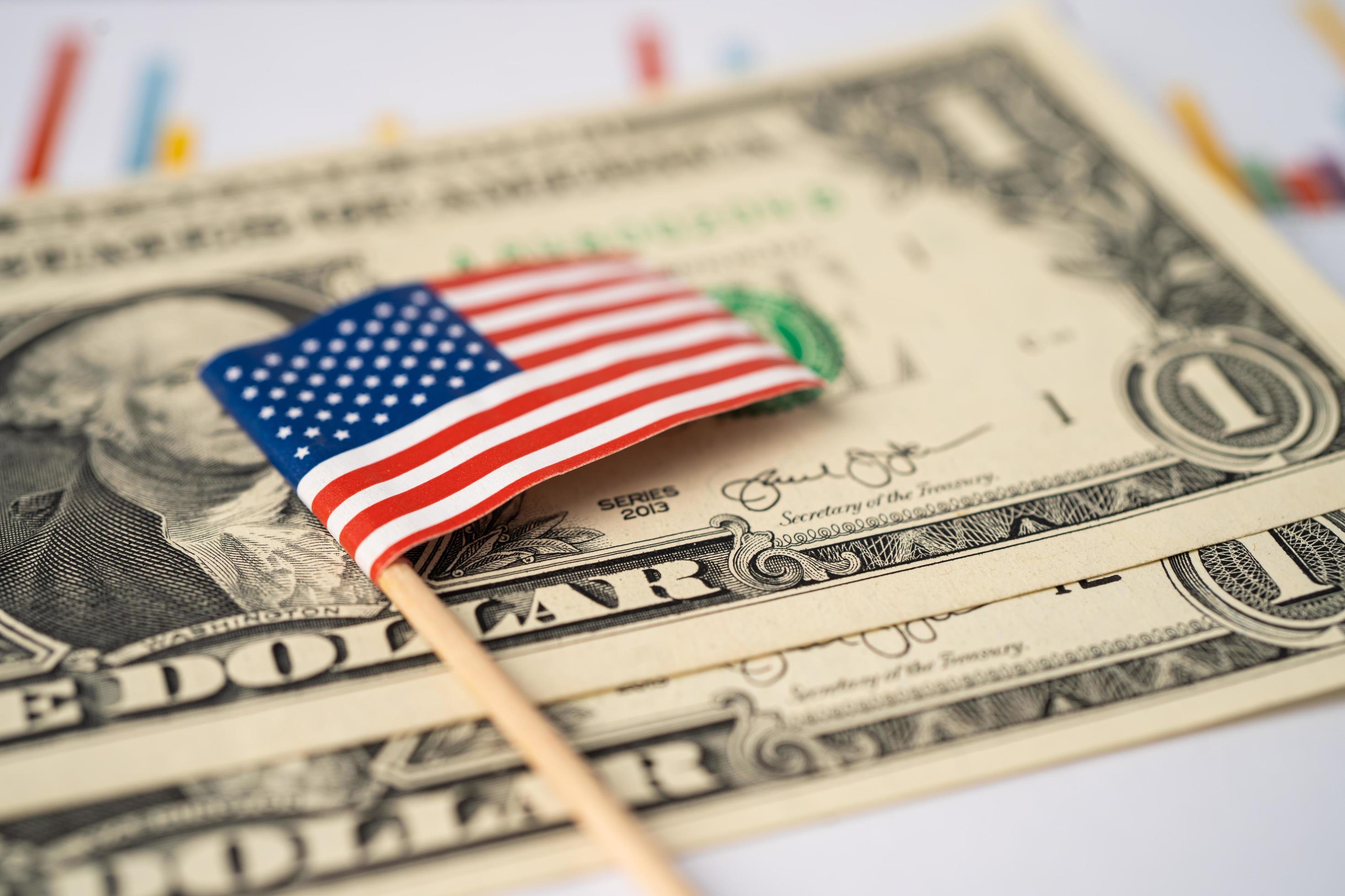 Notas Do Dólar E Bandeira Do Estados Unidos Imagem de Stock - Imagem de  listras, dinheiro: 90956305