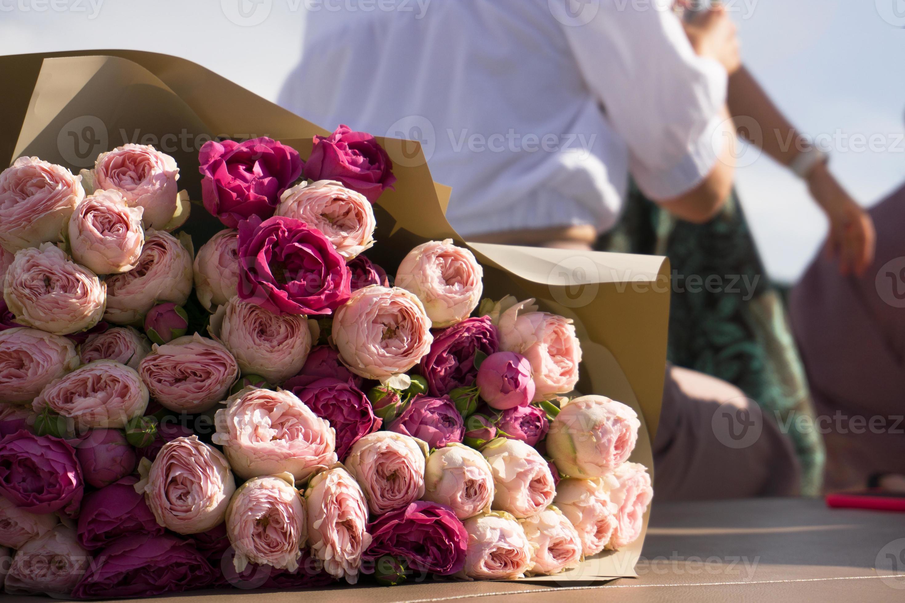 bouquet de rosas coloridas com fundo natural suave e arejado 3280423 Foto  de stock no Vecteezy