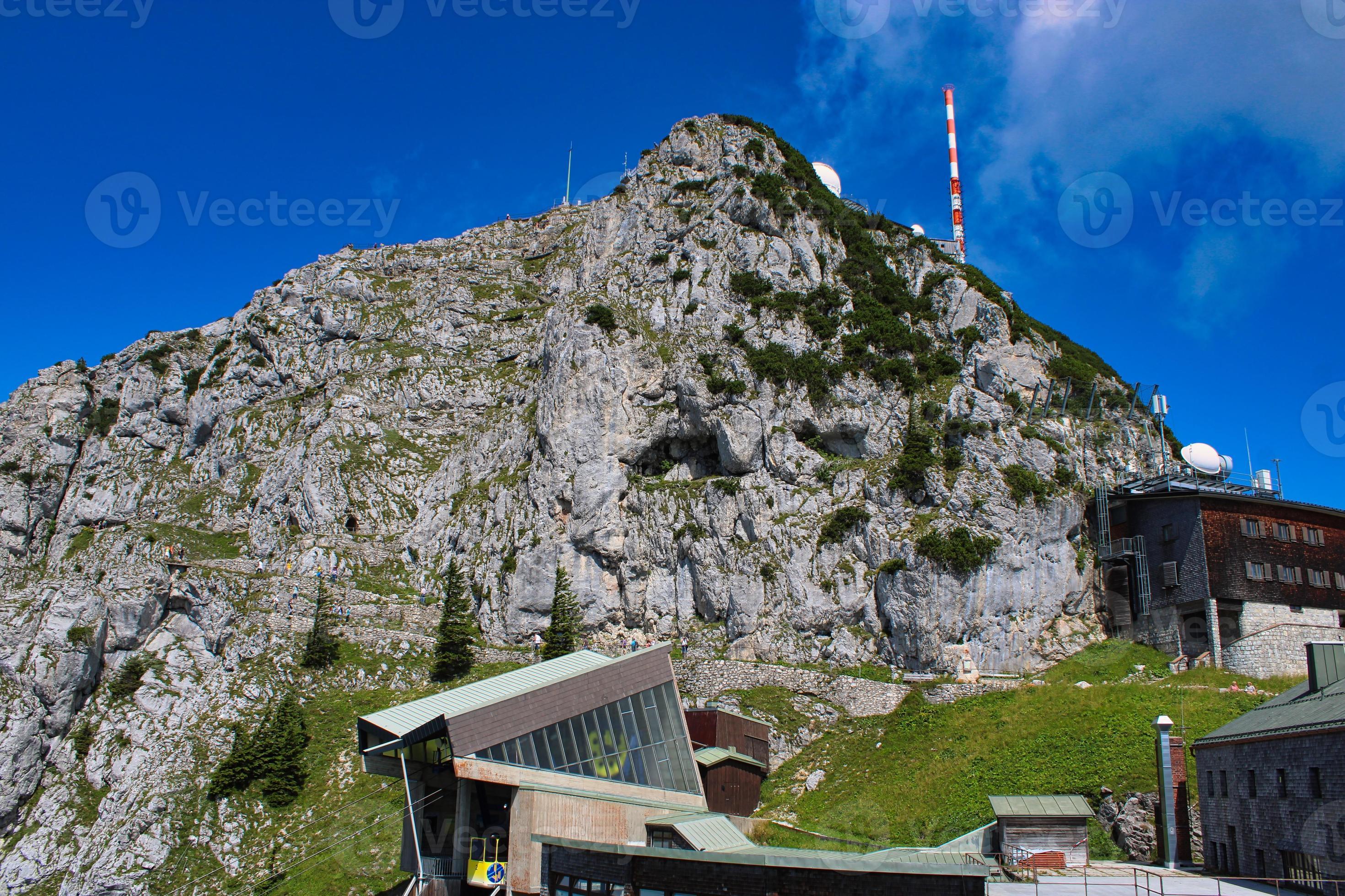 cume da montanha wendelstein em um dia agitado de turismo no verão foto