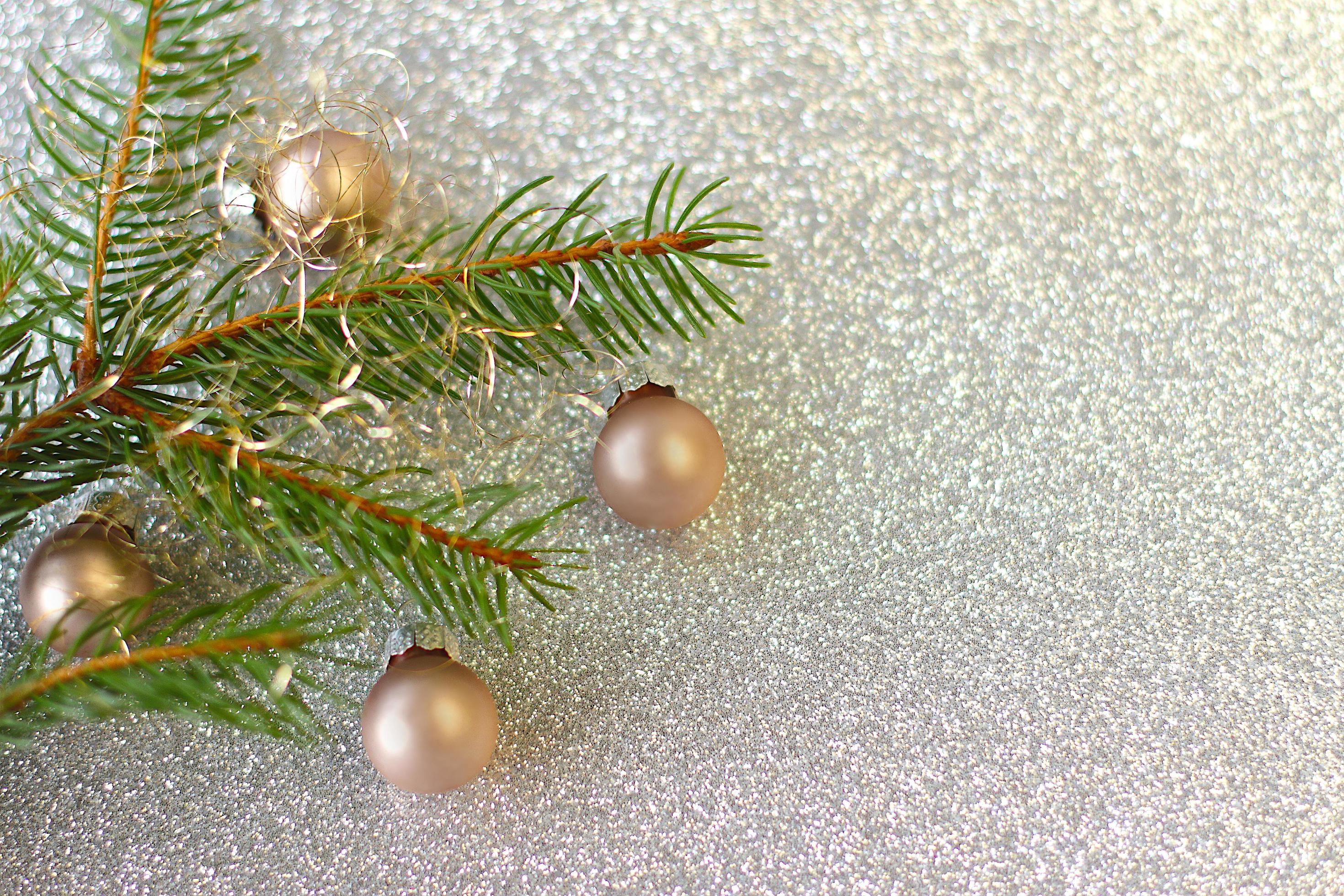 fundo de decoração de natal ou ano novo galhos de árvores de peles, bolas  de vidro coloridas em fundo preto grunge com espaço de cópia 3487275 Foto  de stock no Vecteezy