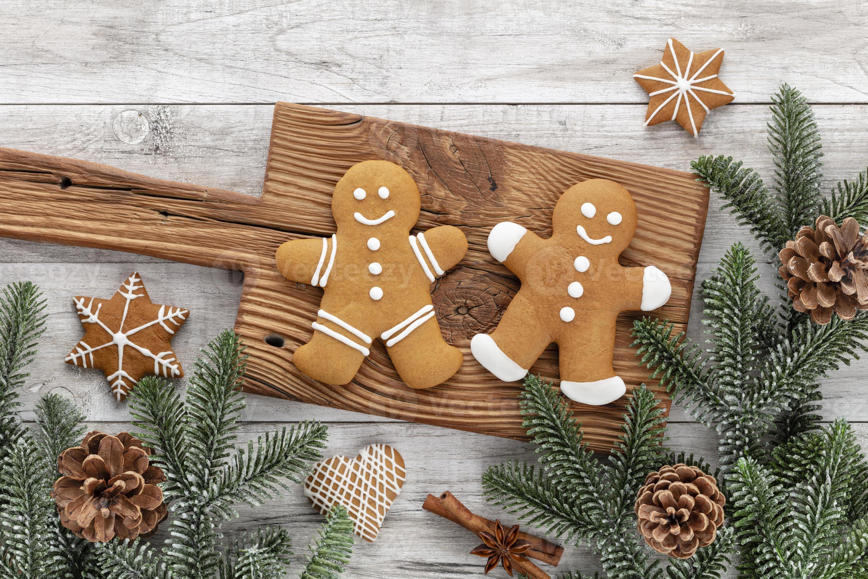 biscoitos de gengibre caseiros de Natal na mesa de madeira. foto