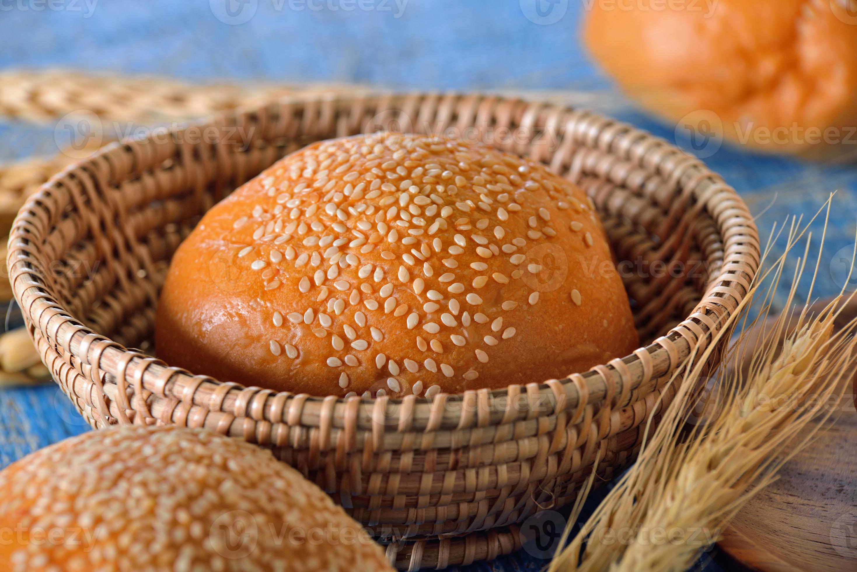 pão em uma cesta foto