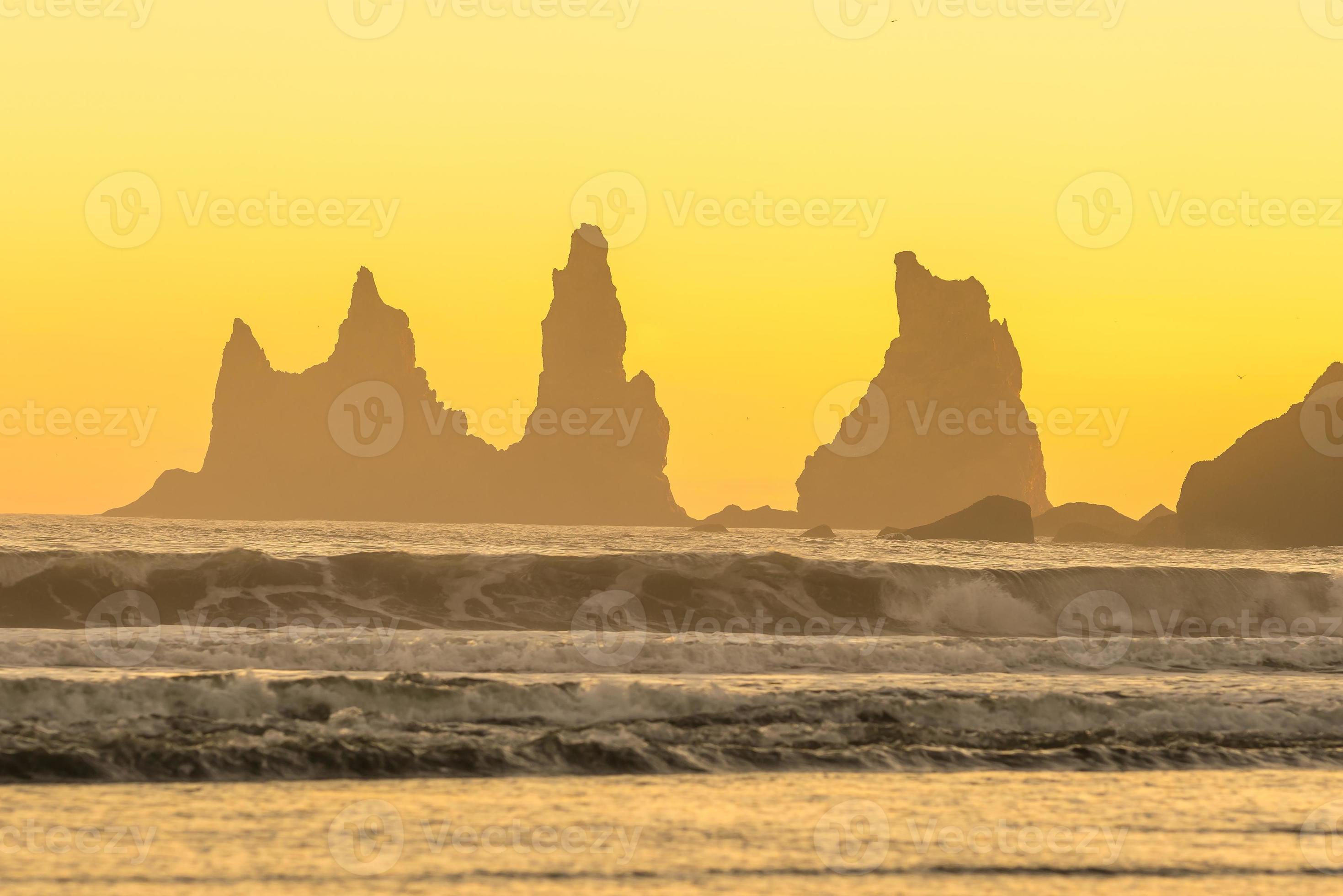 paisagem da costa de vik ao pôr do sol foto