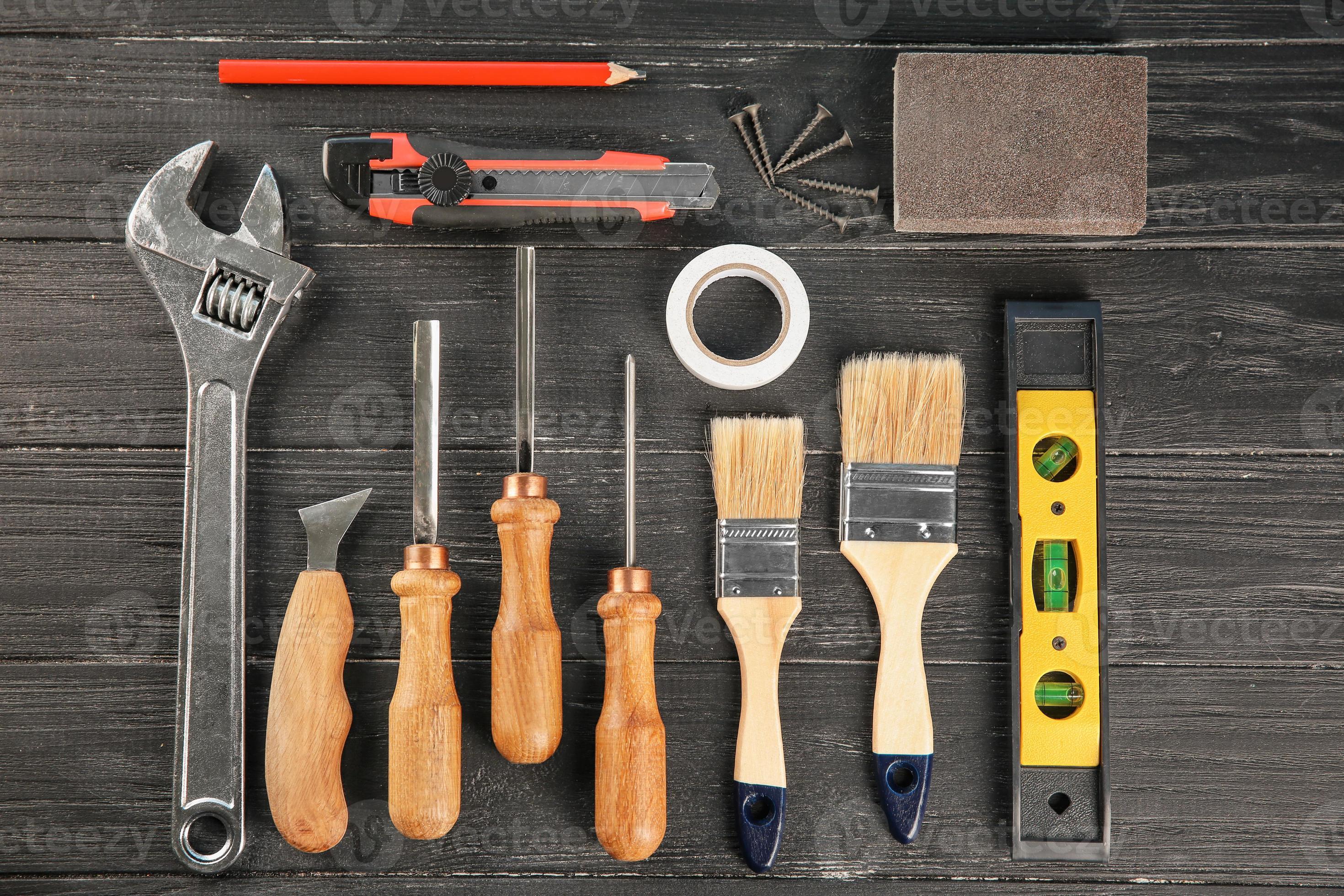 conjunto de ferramentas em fundo de madeira foto