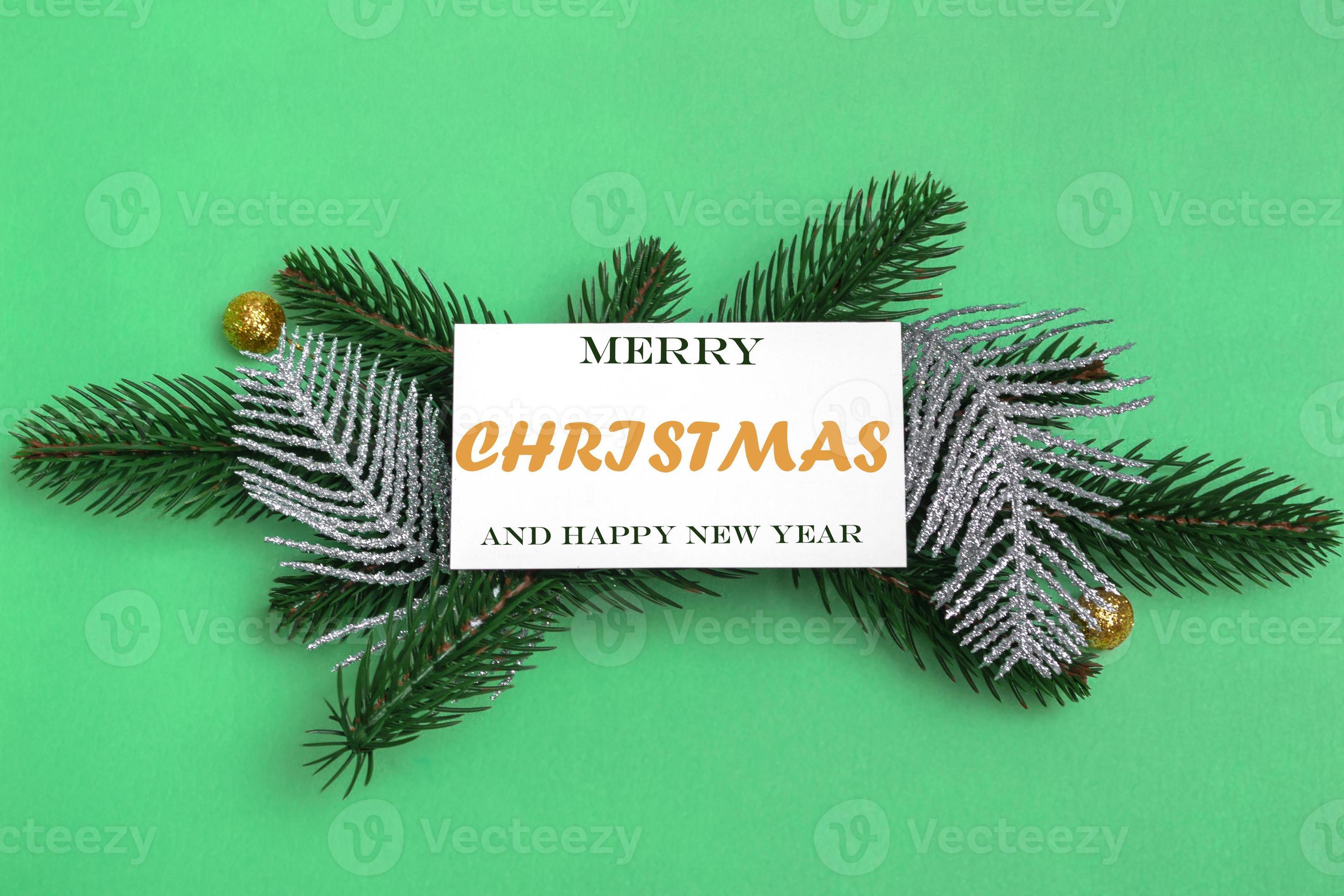 nos ramos de abeto com decorações de Natal, uma maquete de um cartão postal com uma inscrição em um fundo colorido. close up, copie o espaço foto