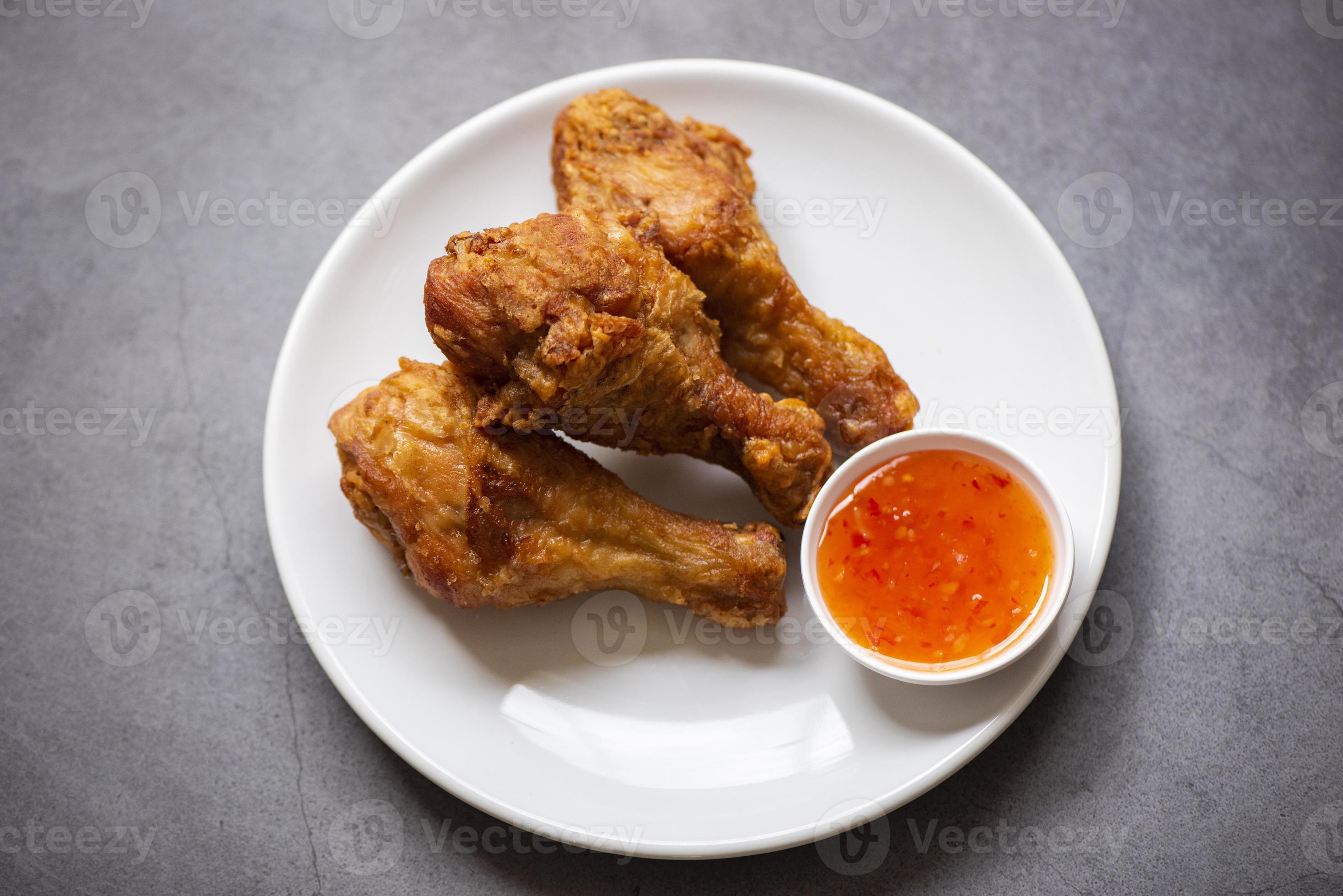 Fígado De Frango Frito Perto De Um Prato Na Mesa. Foto Royalty