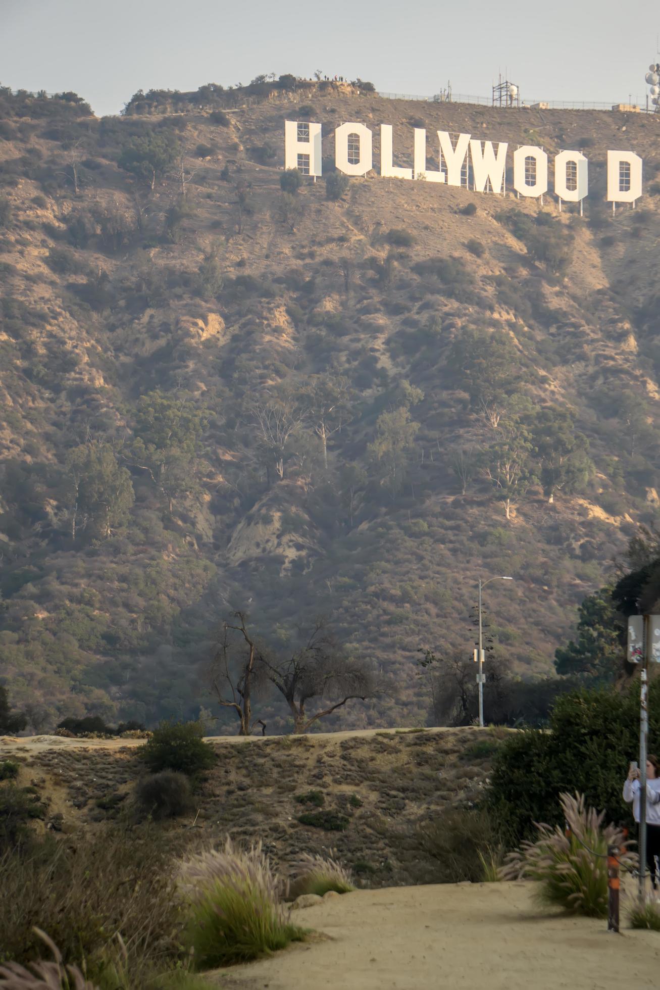 Famoso sinal de Hollywood em uma colina à distância fotos, imagens