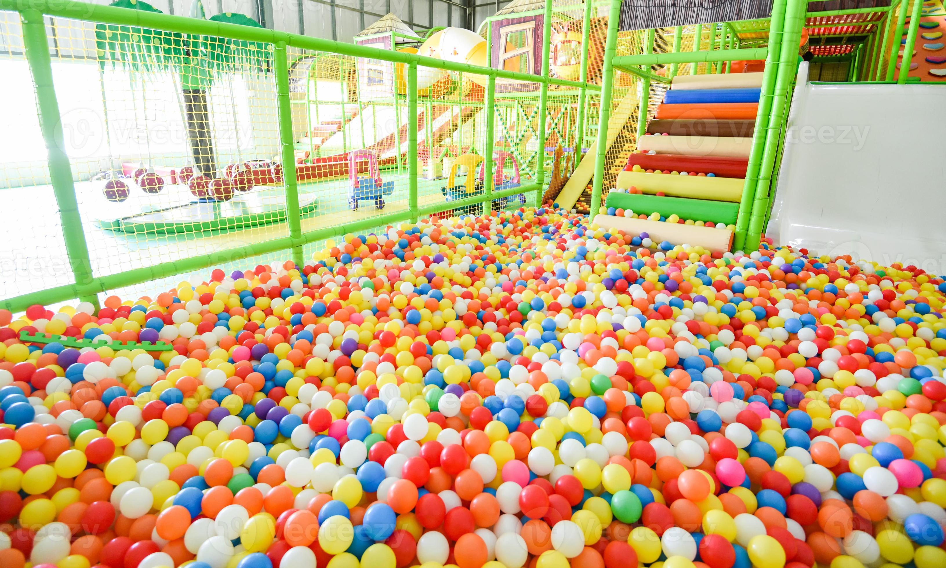 bolas de plástico coloridas em uma sala de jogos infantil. fundo